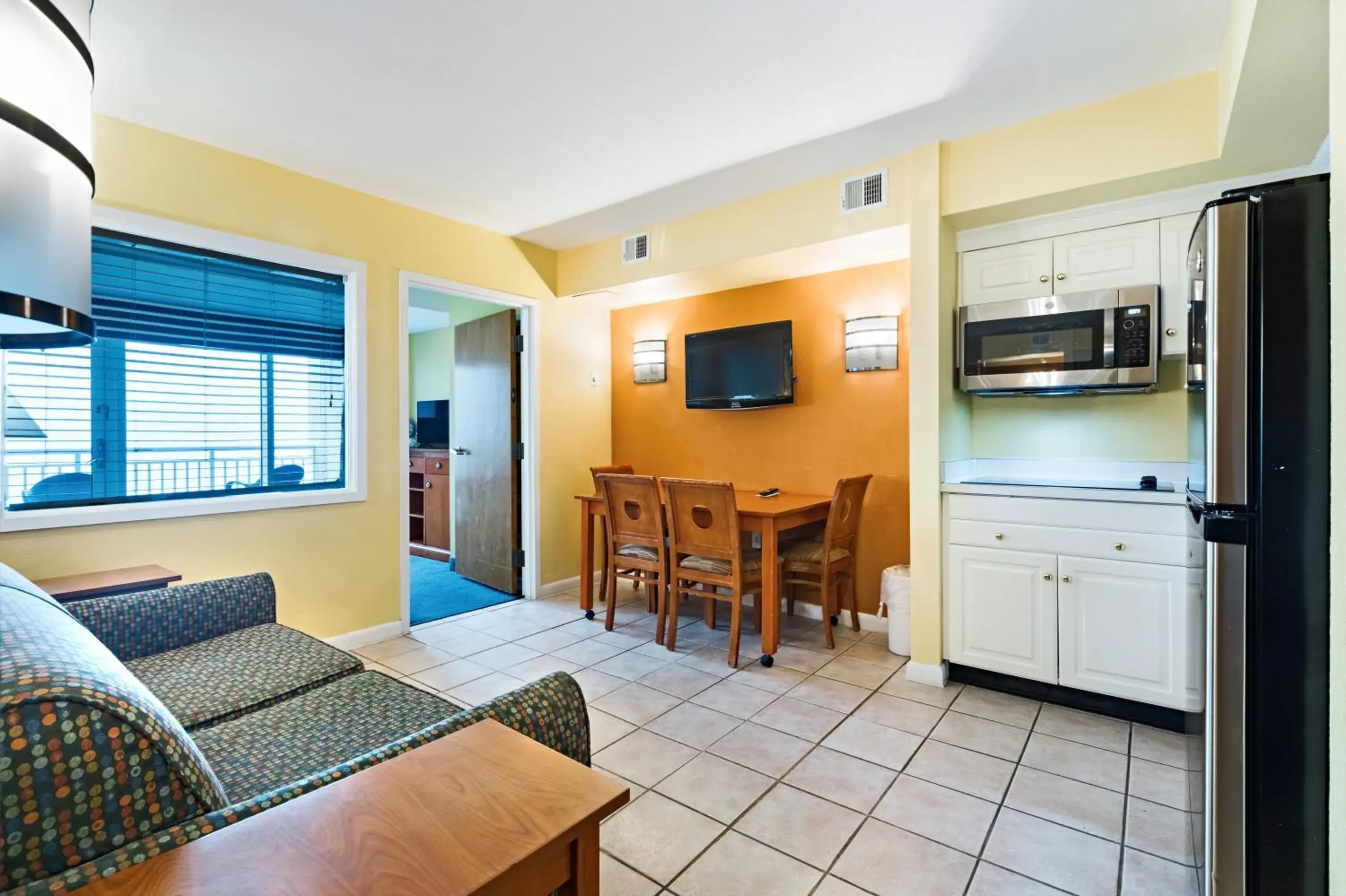 Kitchen or kitchenette, Dining Area in Ocean Sands Resort