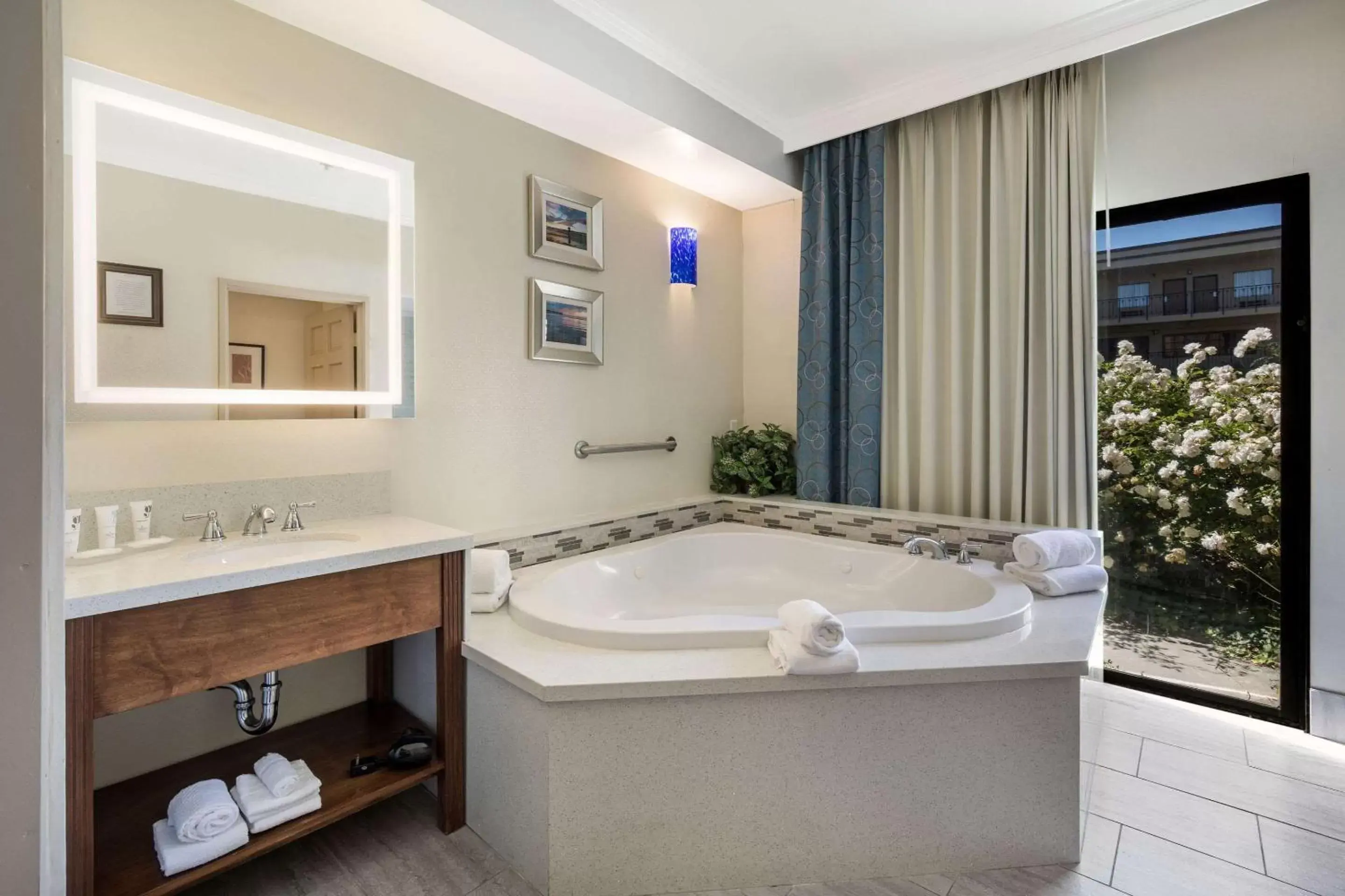 Bedroom, Bathroom in MainStay Suites John Wayne Airport, a Choice Hotel