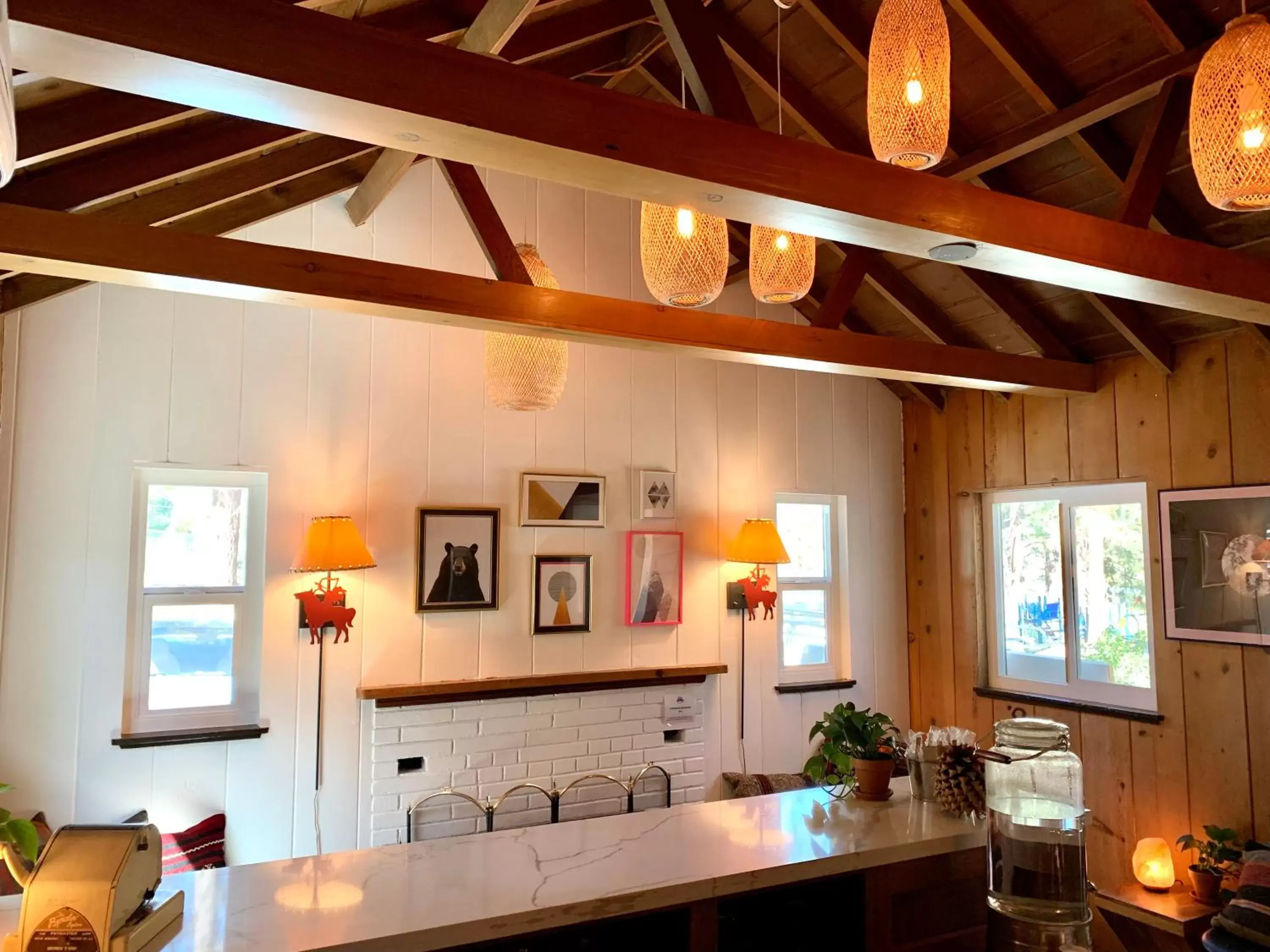 Lobby or reception, Kitchen/Kitchenette in Grand Pine Cabins