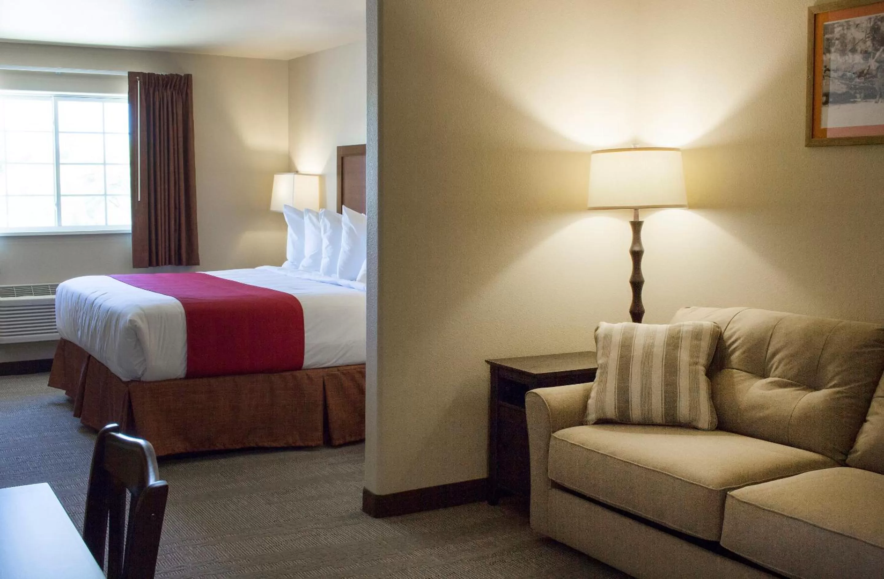 Living room, Bed in Newcastle Lodge & Convention Center