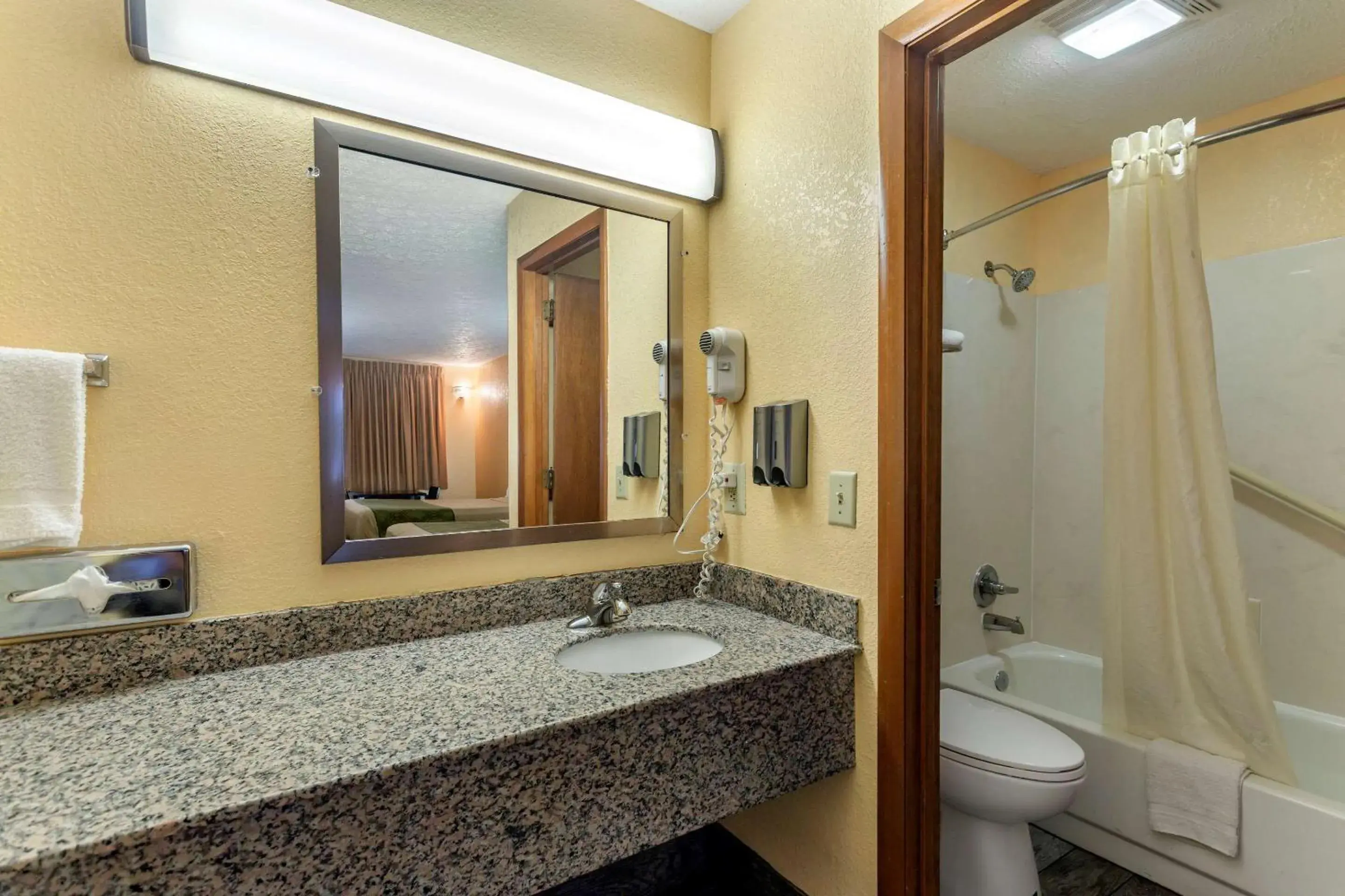 Bathroom in Econo Lodge Nashville North - Opryland