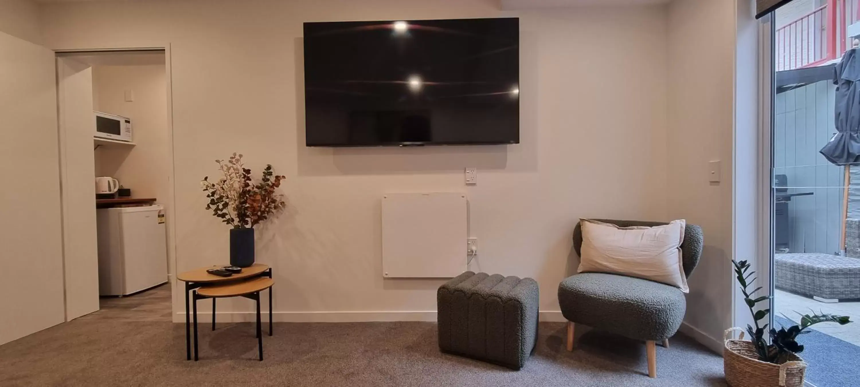 TV and multimedia, Seating Area in New Orleans Hotel