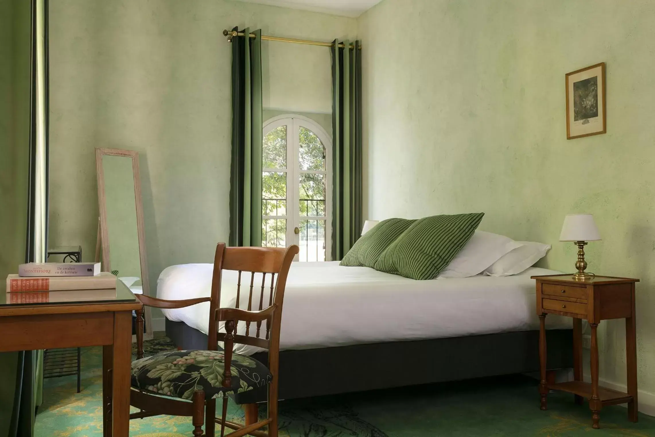 Photo of the whole room, Seating Area in Hostellerie Du Château Les Muids