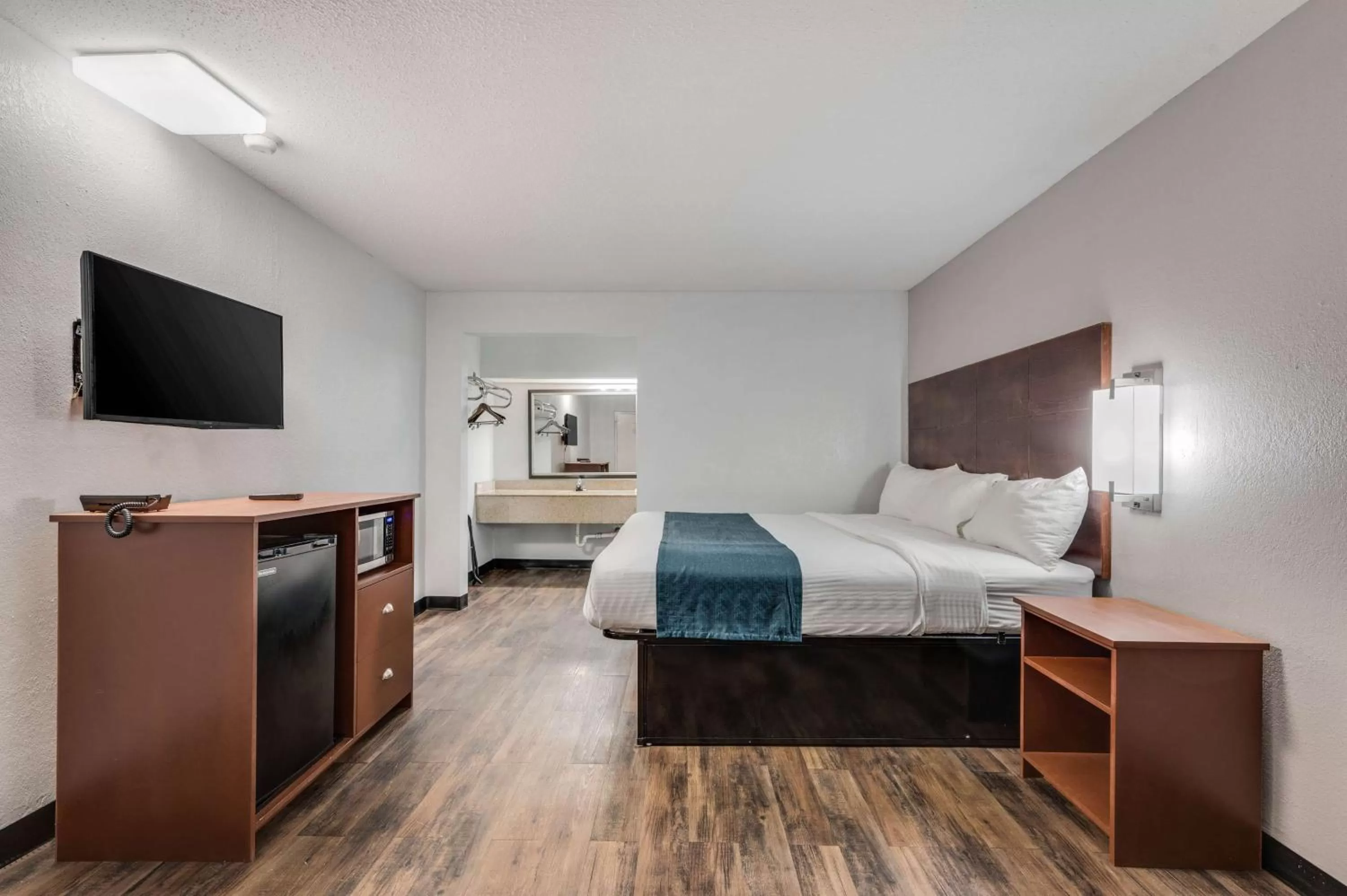 Photo of the whole room, Bed in Motel 6-Tupelo, MS - Downtown