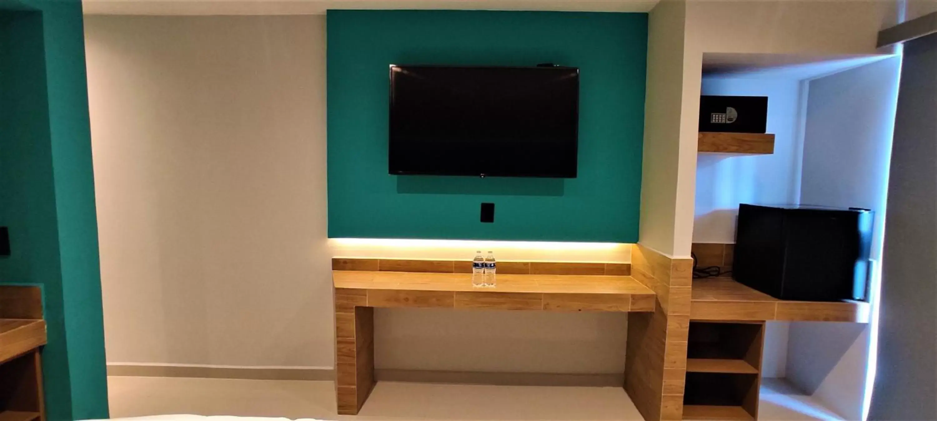 TV and multimedia, TV/Entertainment Center in Hotel Kavia Mazatlán