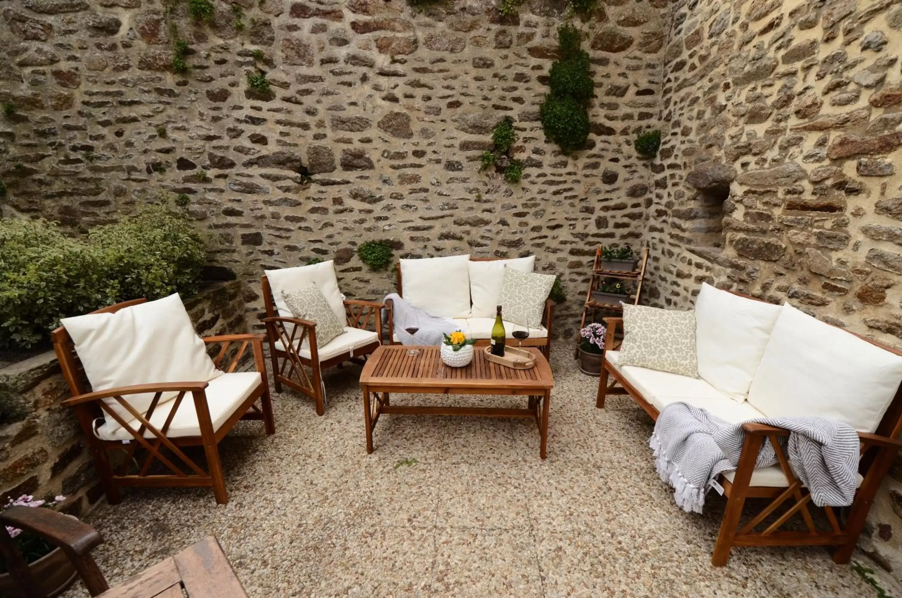 Patio in Hotel De La Porte Saint-Malo