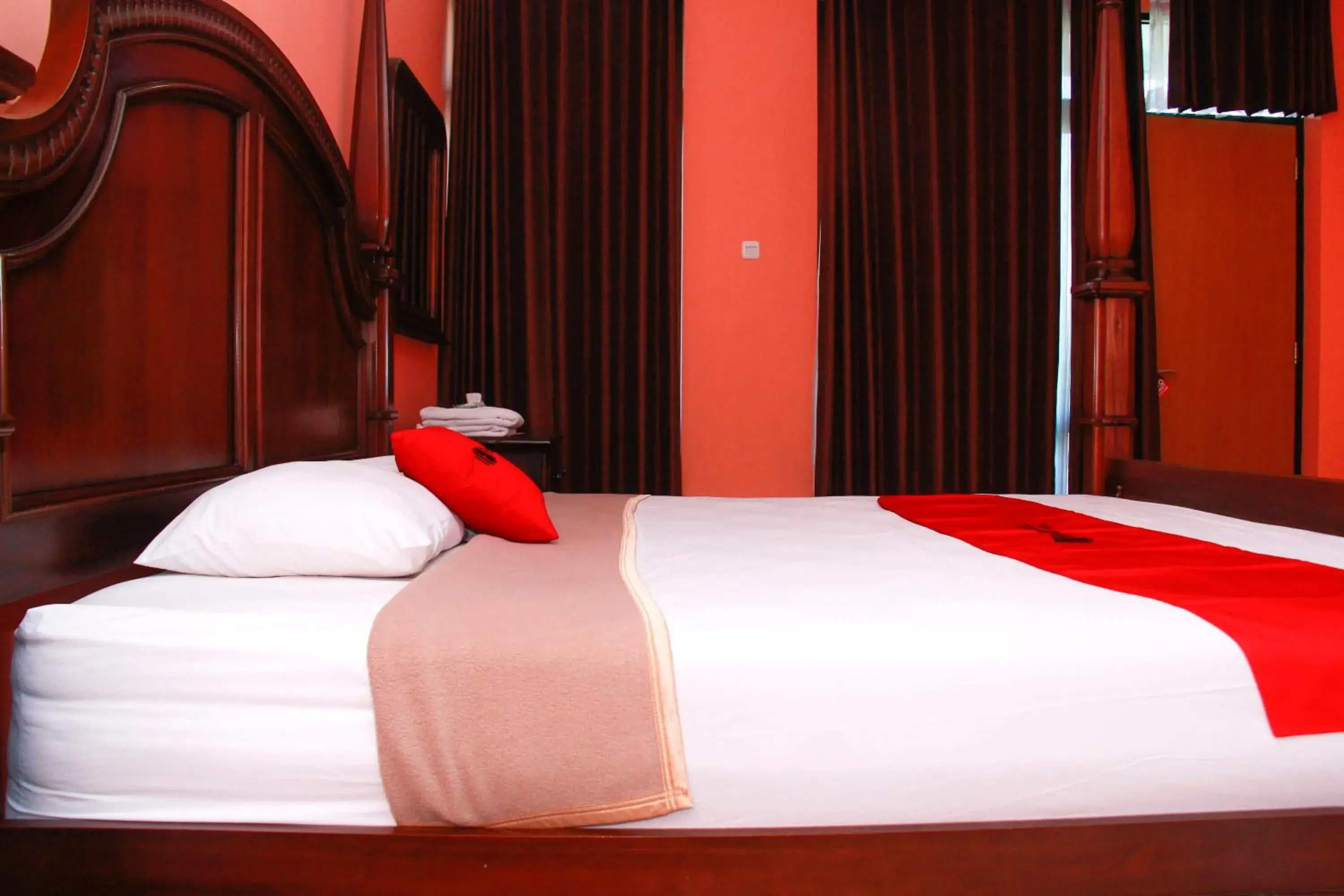 Bedroom, Bed in RedDoorz @ Sersan Bajuri