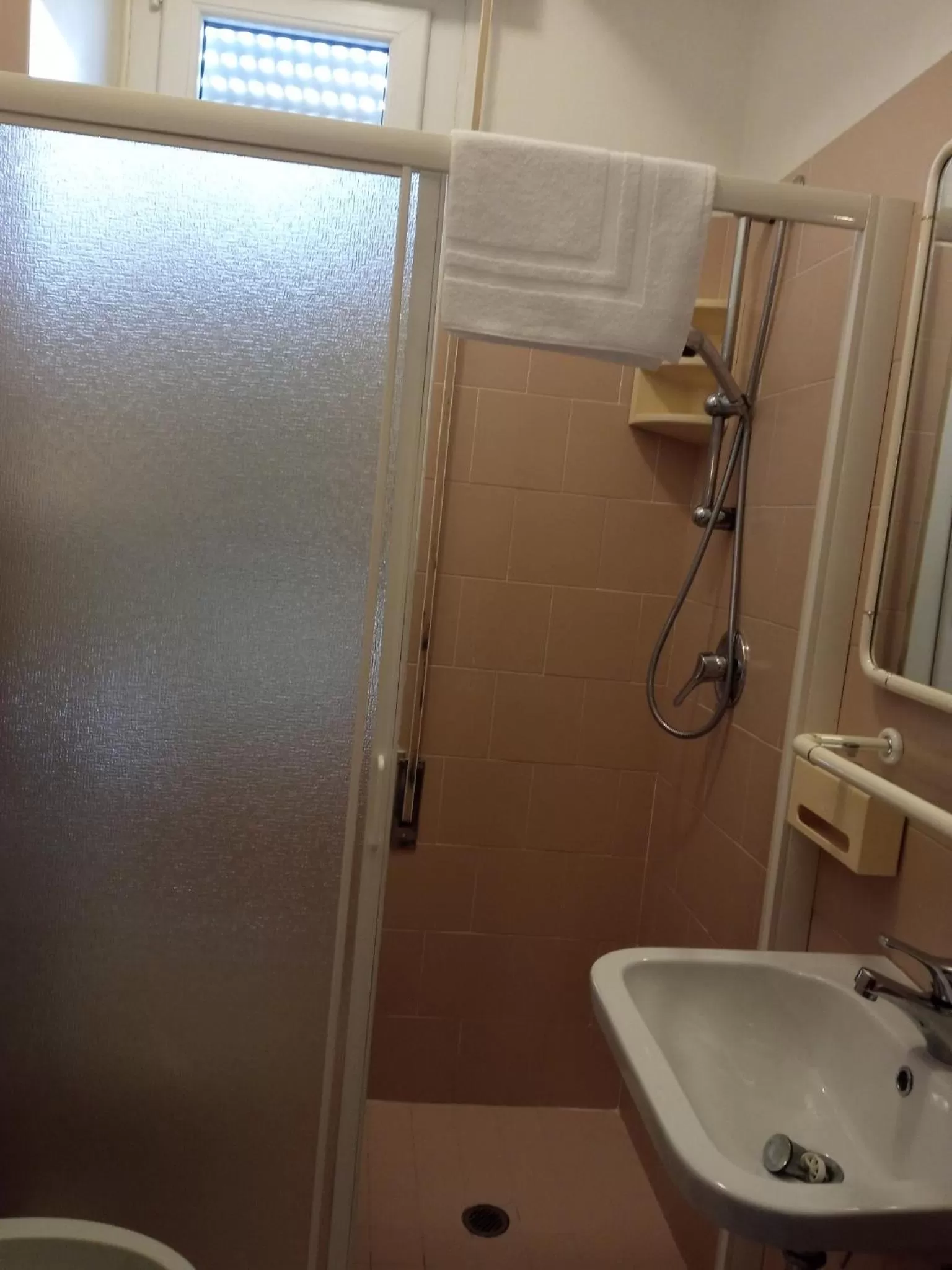 Bathroom in Base Hotel Helios Colazione disponibile fino alle 12