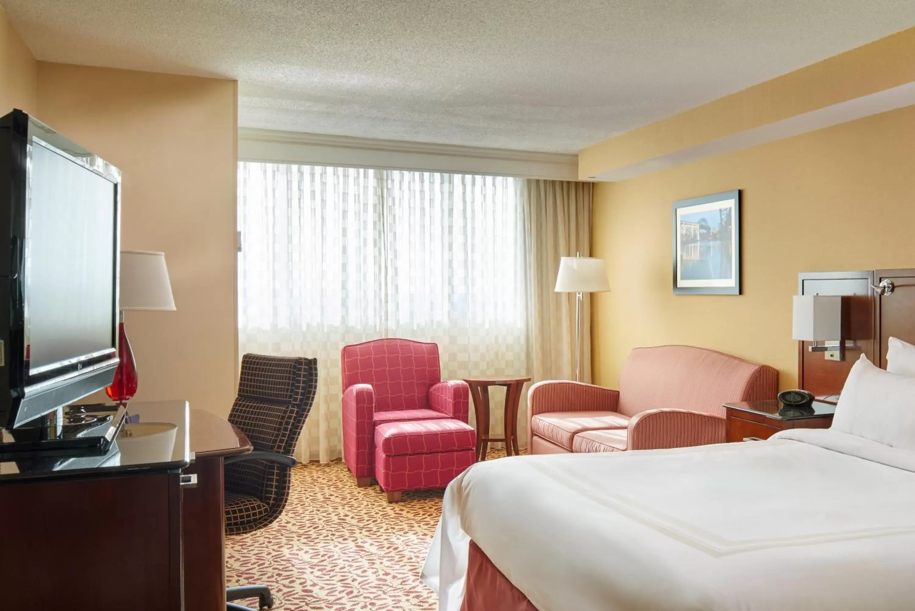 Bed, TV/Entertainment Center in Wyndham Cleveland Airport