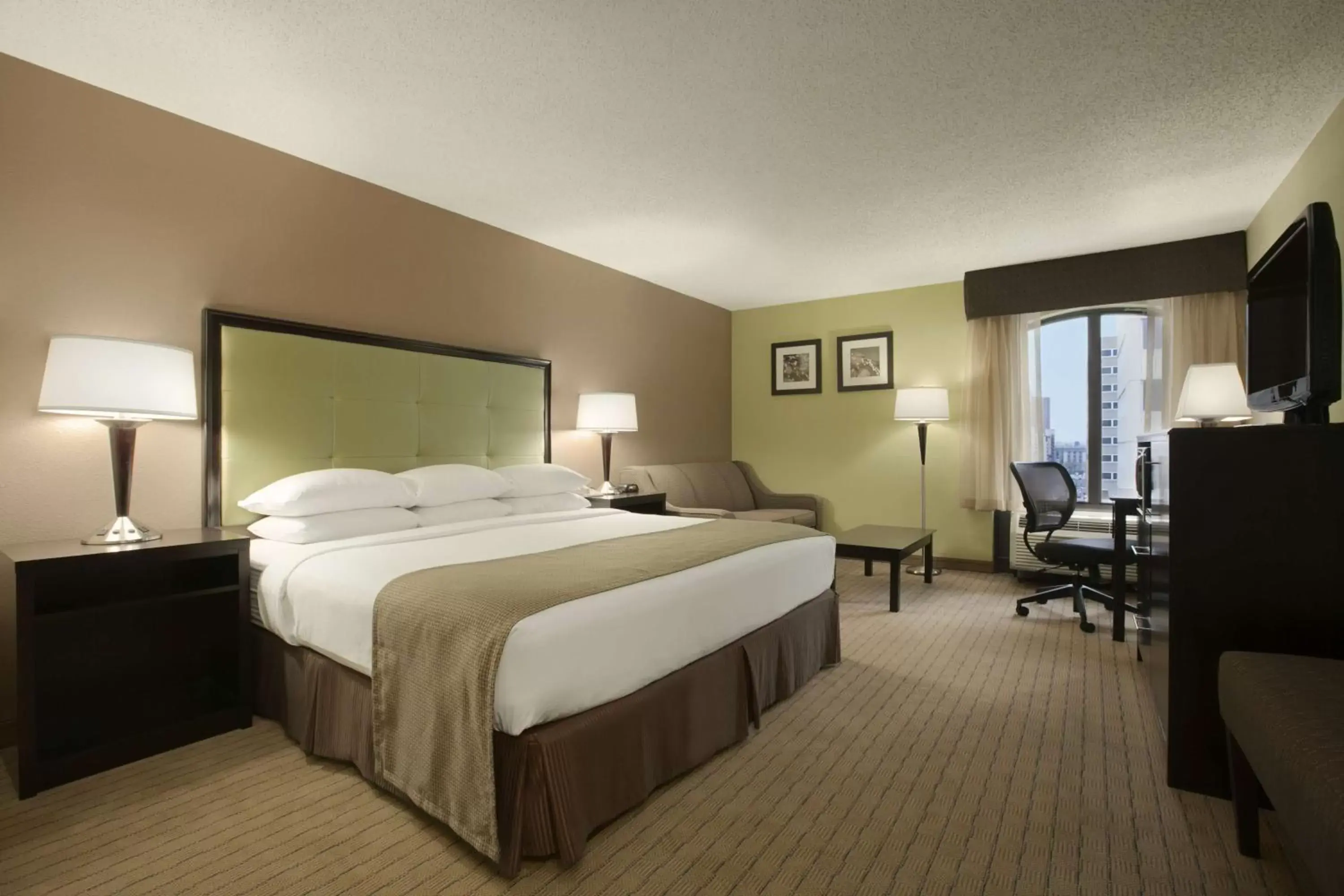 Photo of the whole room, Bed in Days Inn by Wyndham Baltimore Inner Harbor