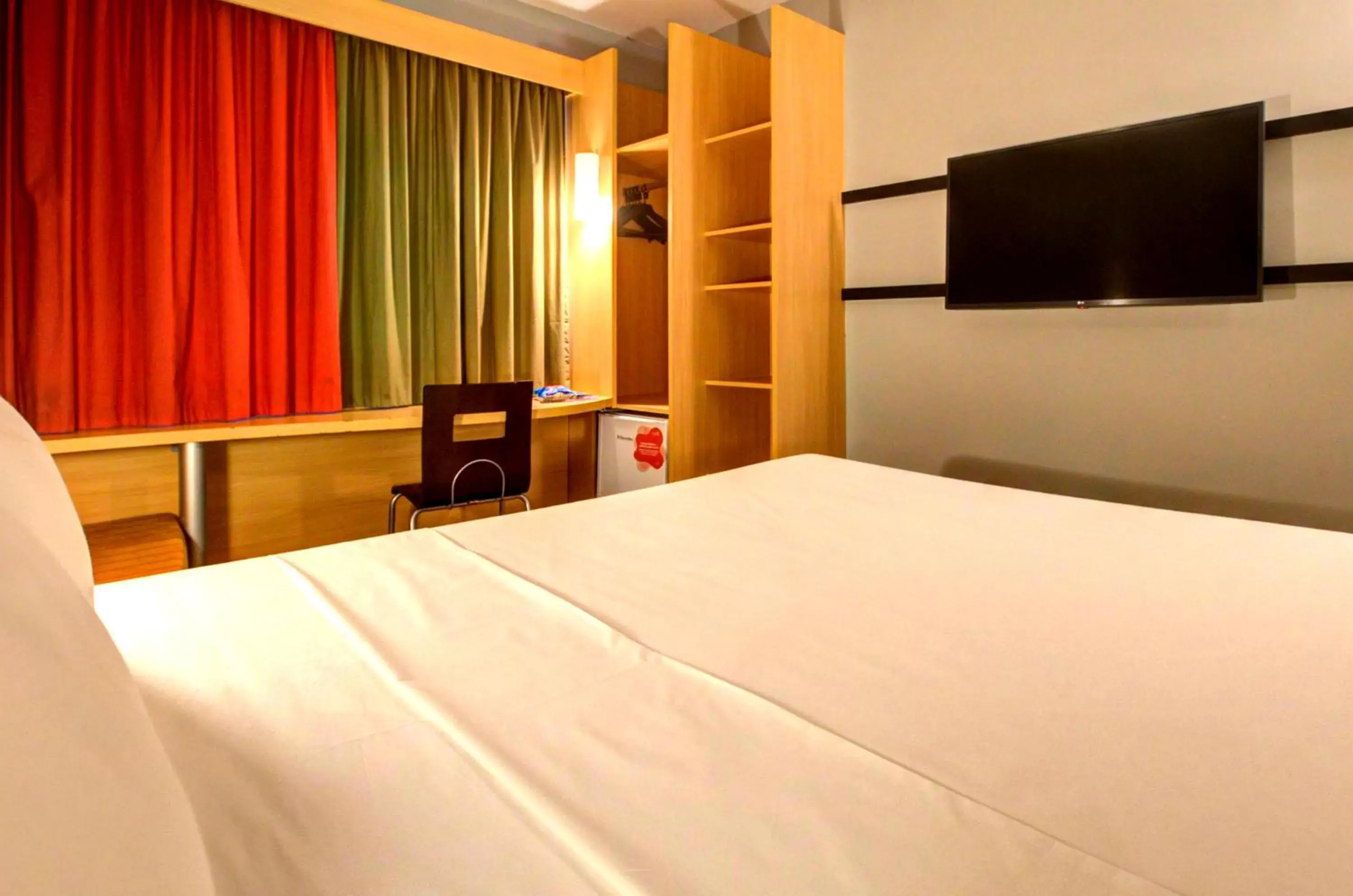 Bed, TV/Entertainment Center in ibis Vitoria Praia de Camburi