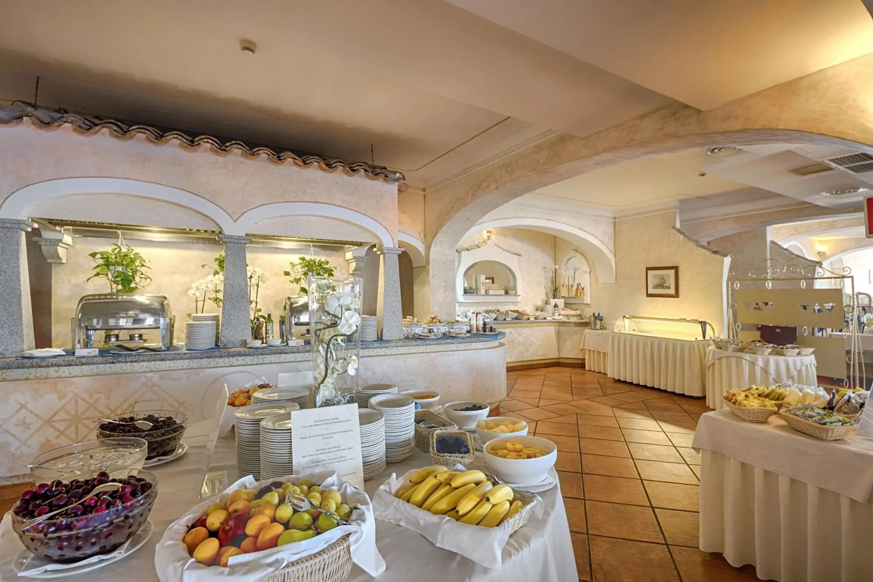 Restaurant/places to eat, Food in Colonna Resort