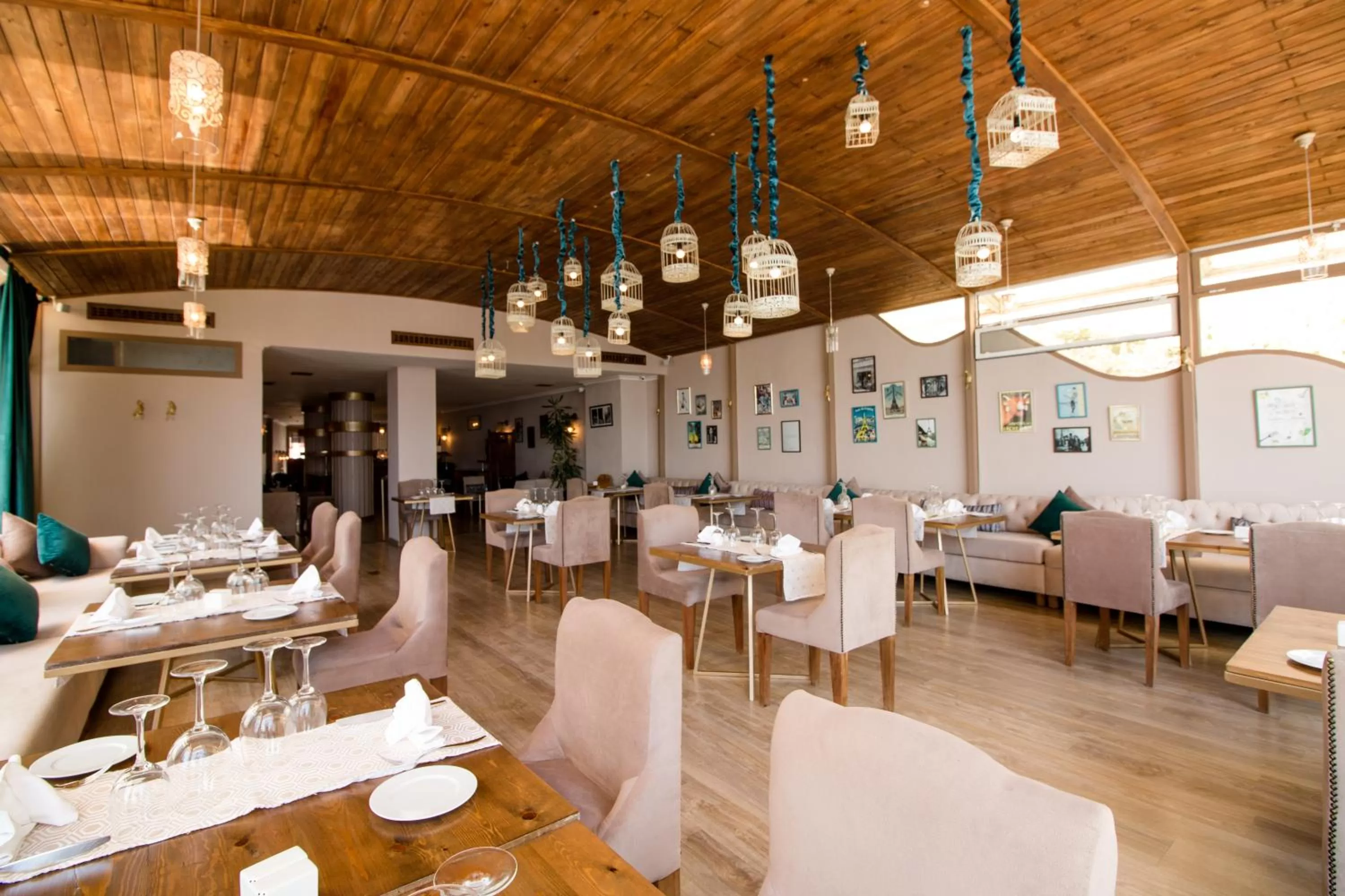 Restaurant/places to eat in Hôtel Rembrandt