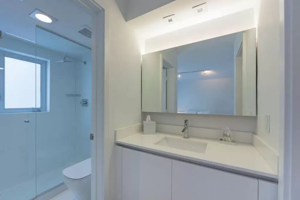 Bathroom in Beach Haus Key Biscayne Contemporary Apartments