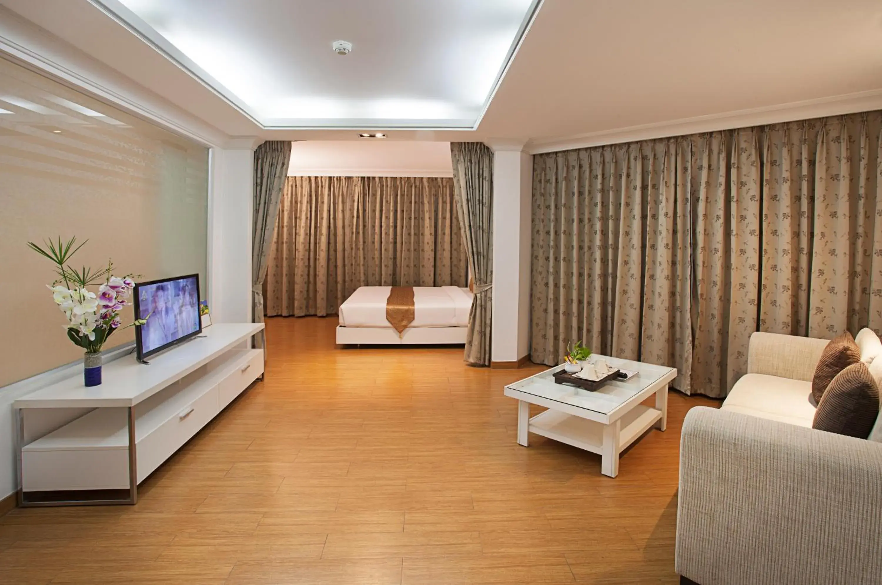Communal lounge/ TV room, Seating Area in Summit Pavilion Hotel (SHA Extra Plus)