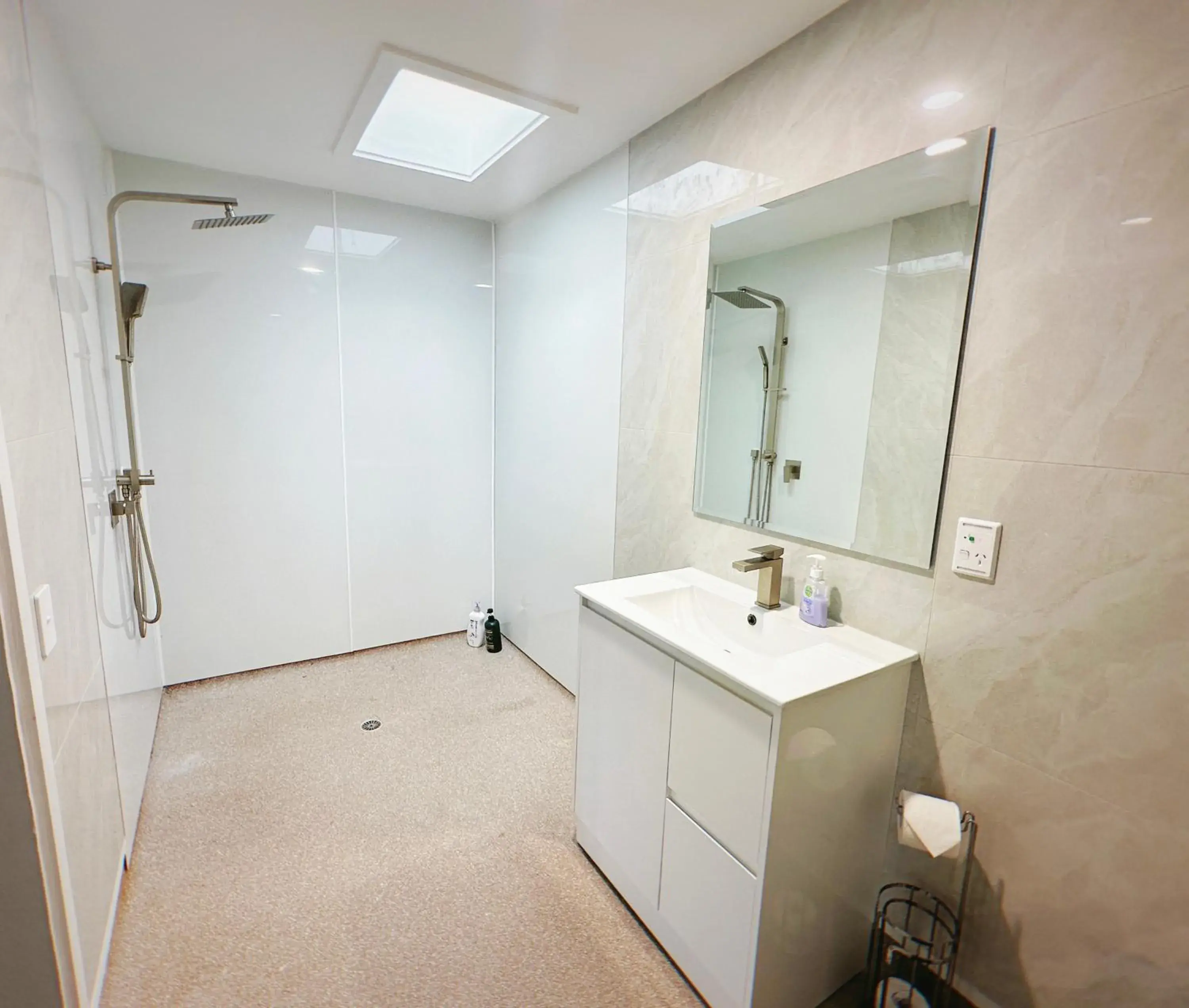 Shower, Bathroom in Brylin Motel