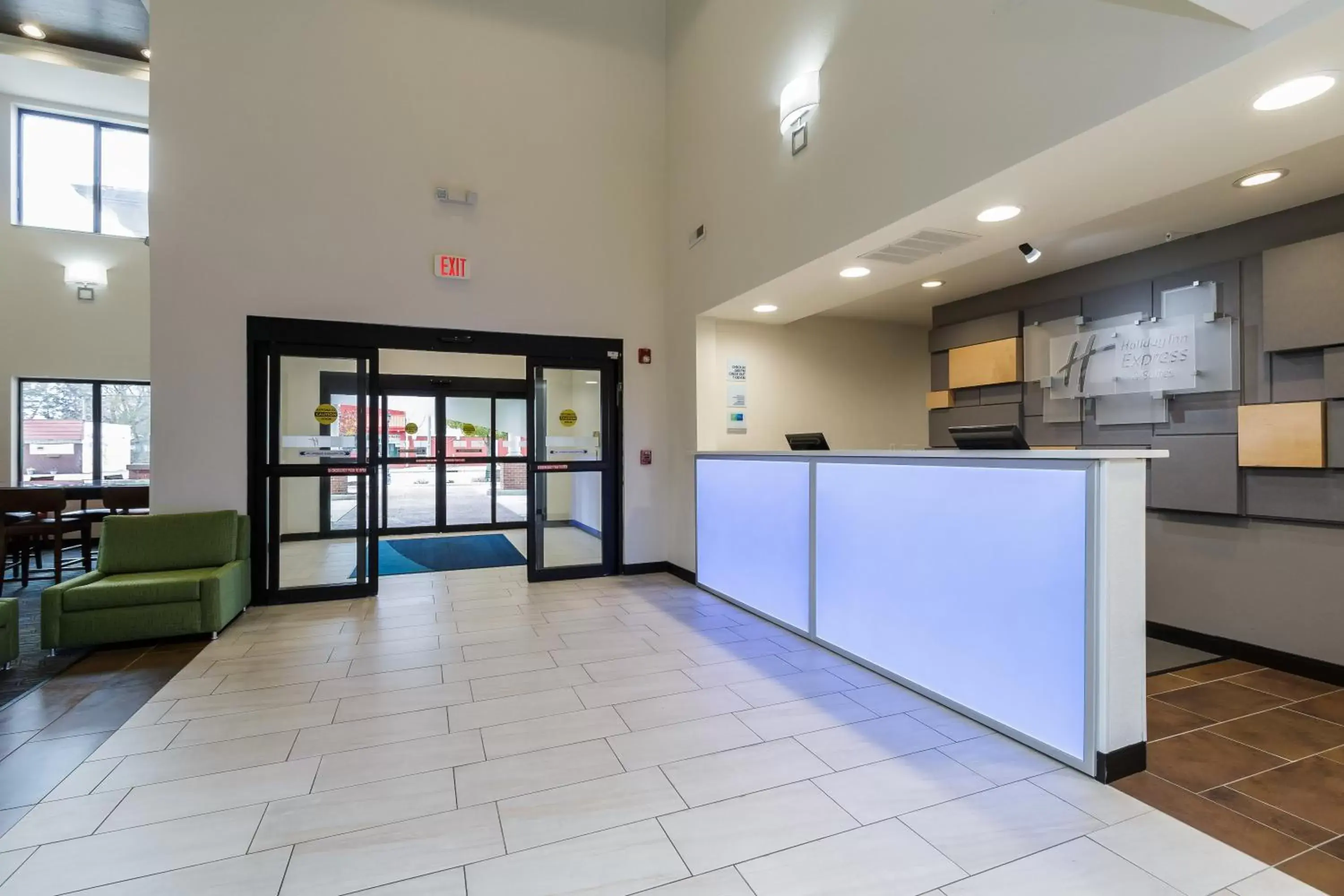 Property building, Lobby/Reception in Holiday Inn Express & Suites - South Bend - Notre Dame Univ.