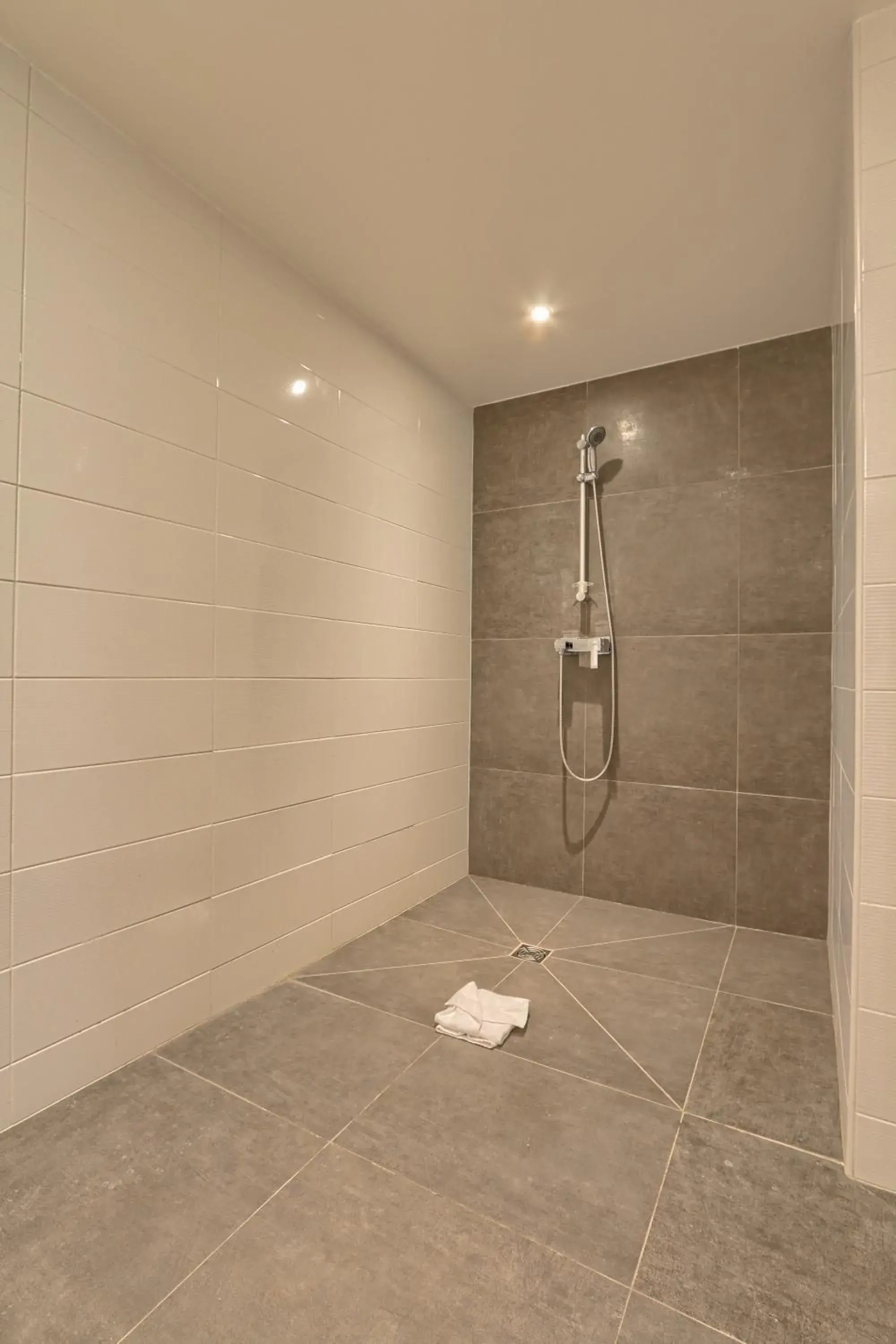 Shower, Bathroom in Hotel Mondial