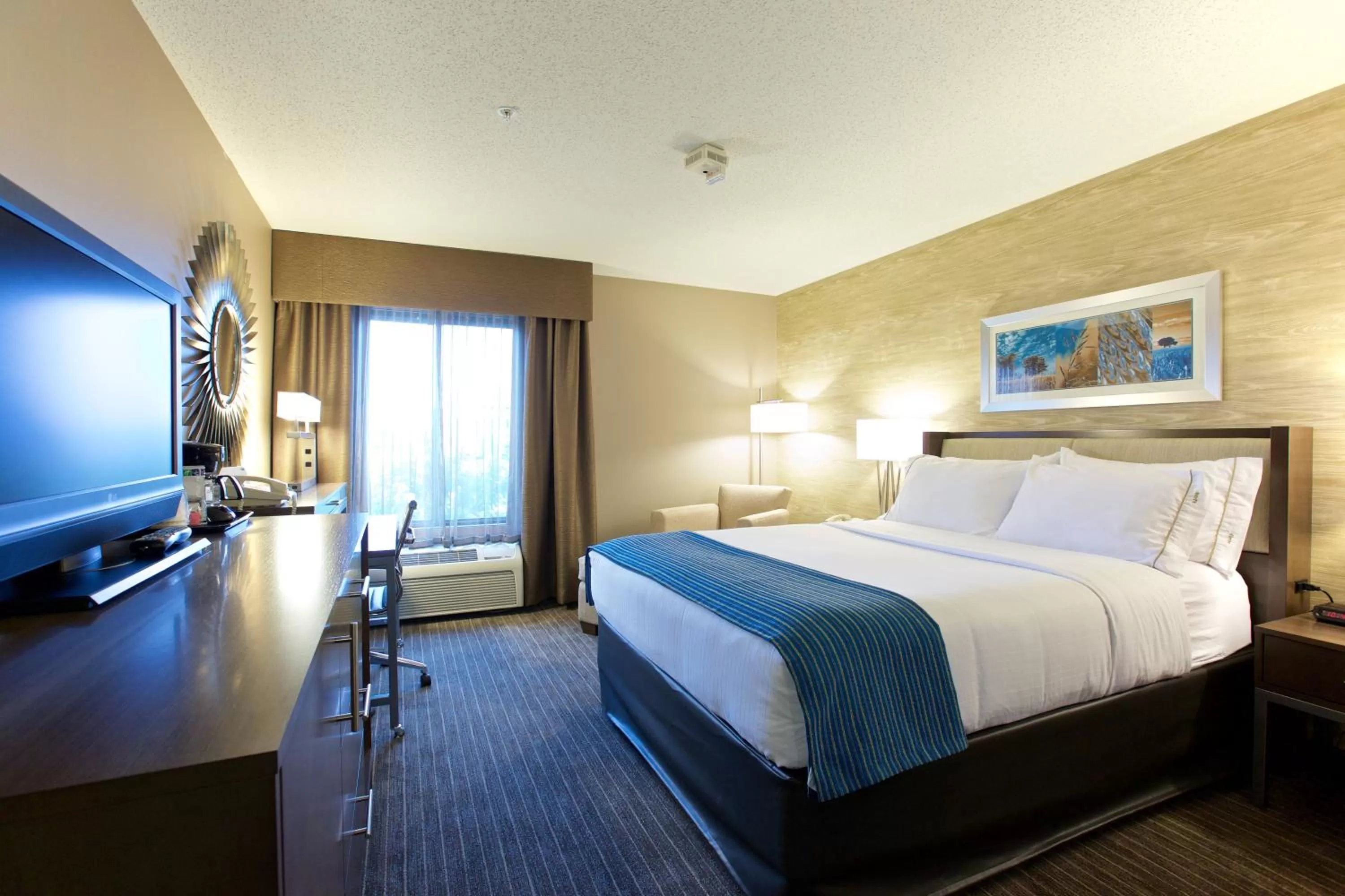 Photo of the whole room, Bed in Holiday Inn Express Fargo - West Acres by IHG