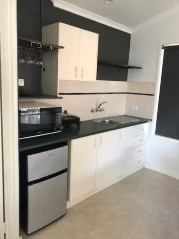 Kitchen/Kitchenette in Darra Motel & Conference Centre