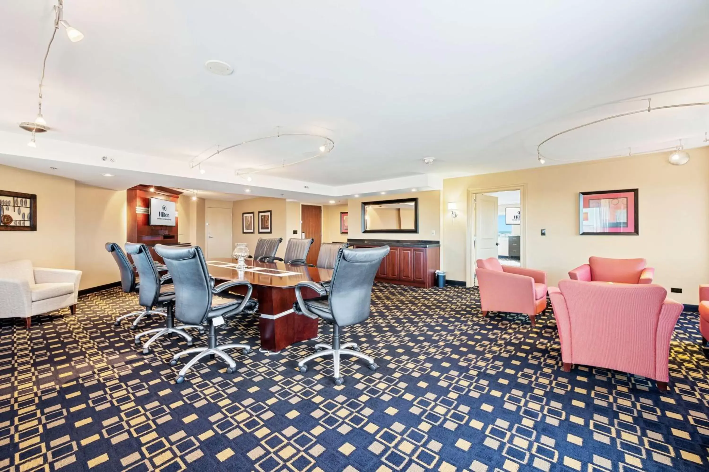 Living room, Restaurant/Places to Eat in Hilton Suites Chicago/Oakbrook Terrace