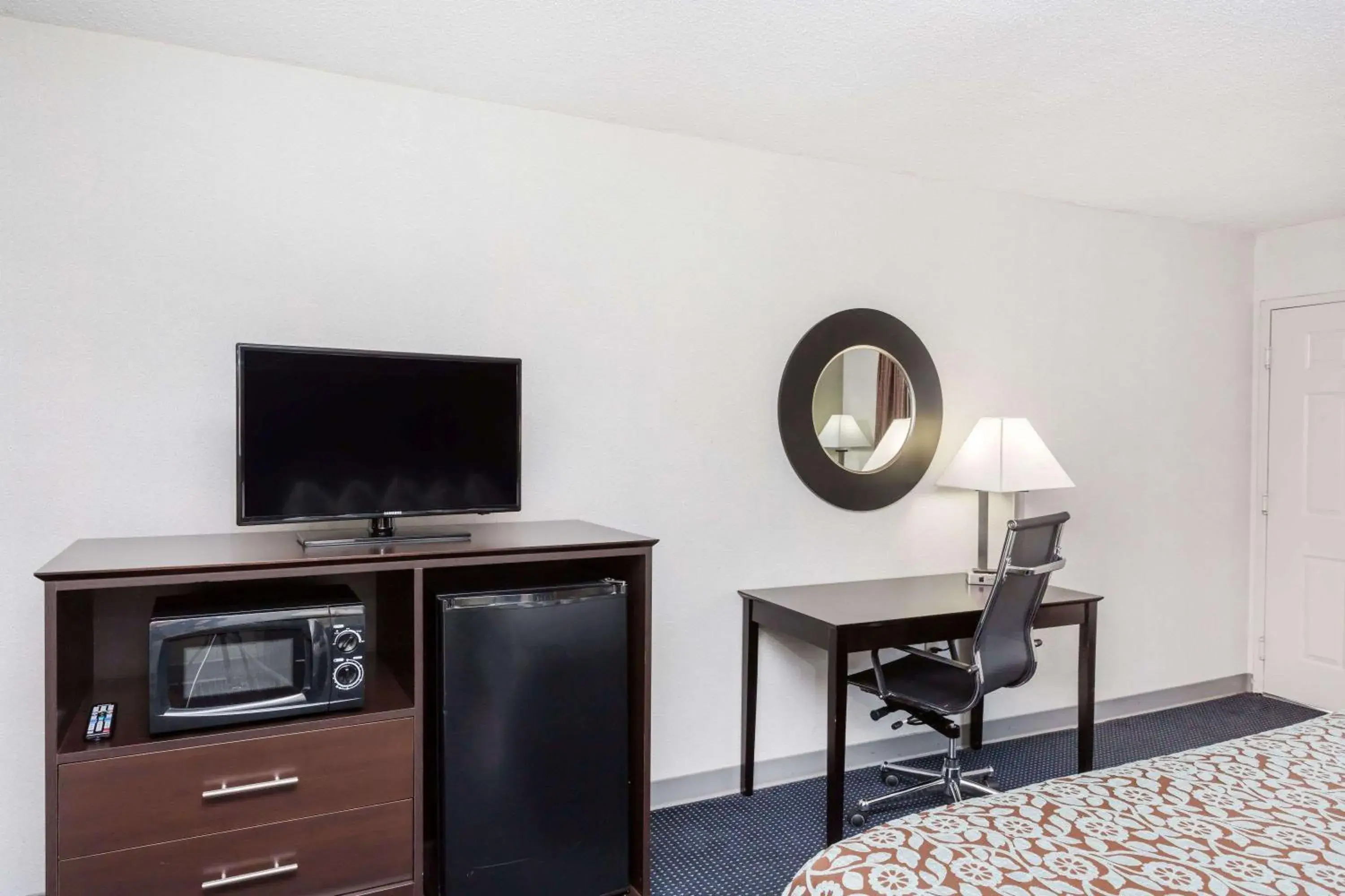 Photo of the whole room, TV/Entertainment Center in Days Inn by Wyndham Hendersonville