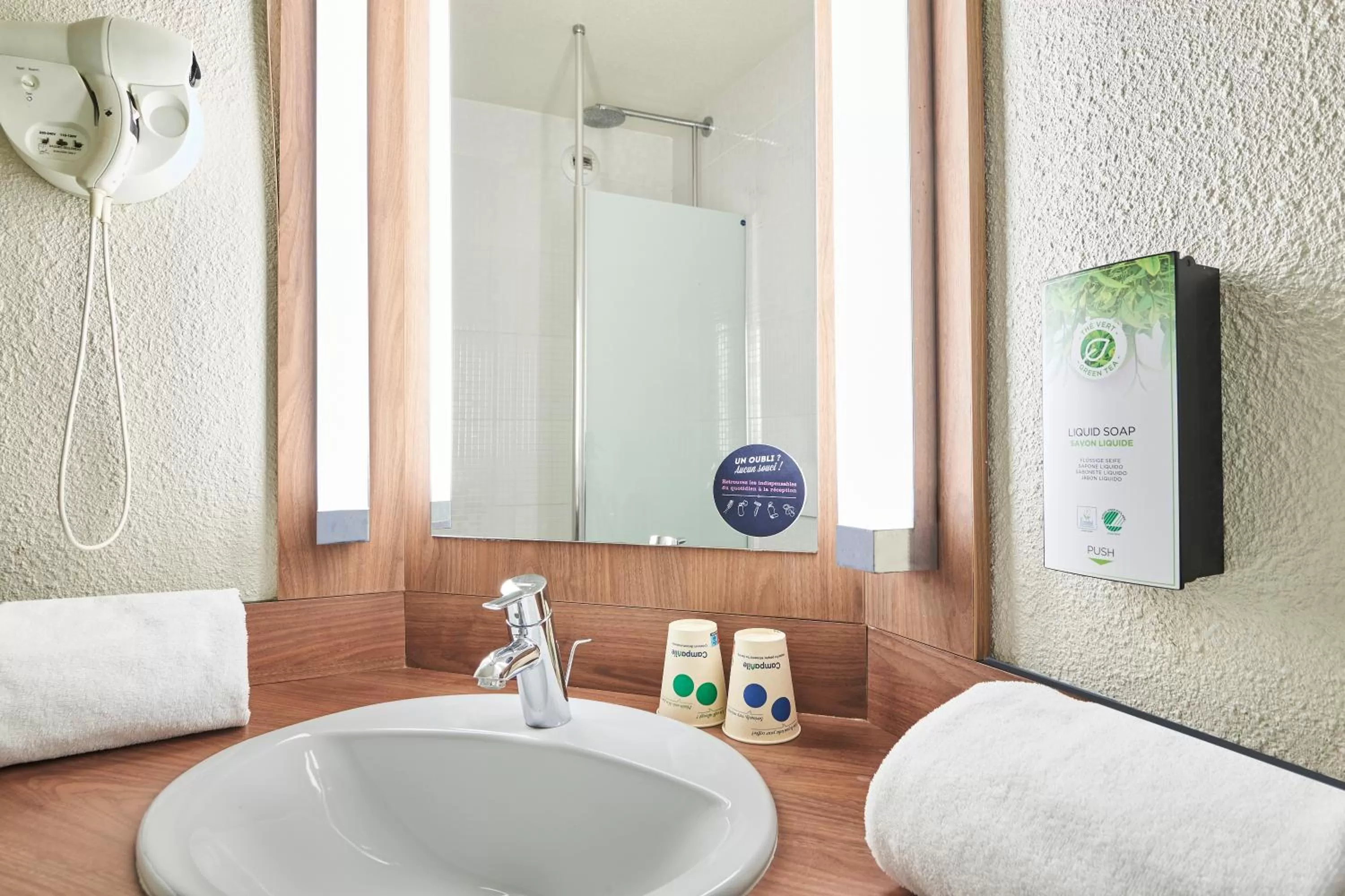 Shower in Campanile Lyon Centre - Berges du Rhône