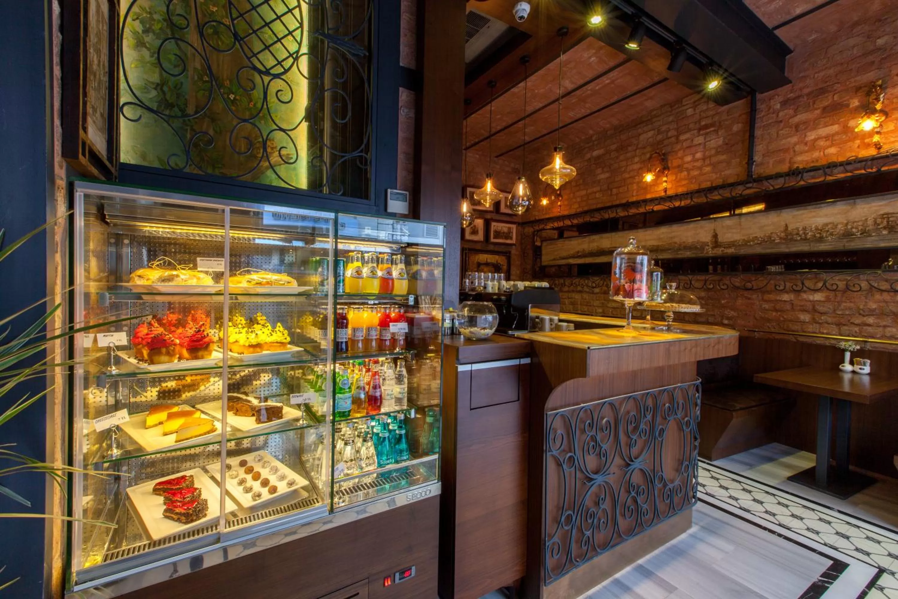 Facade/entrance in Hotel Pera Parma