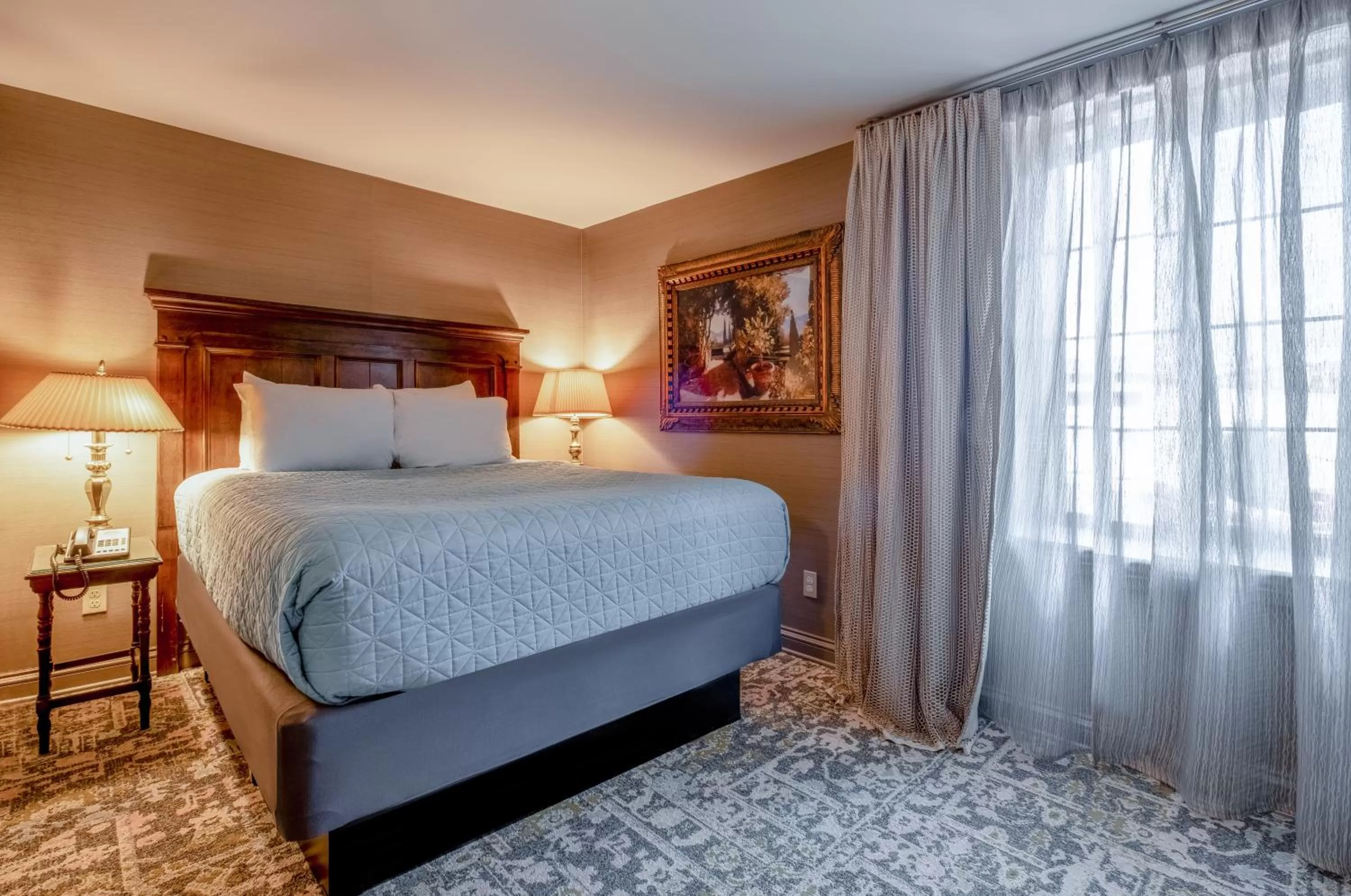 Bedroom, Bed in Red Coach Inn