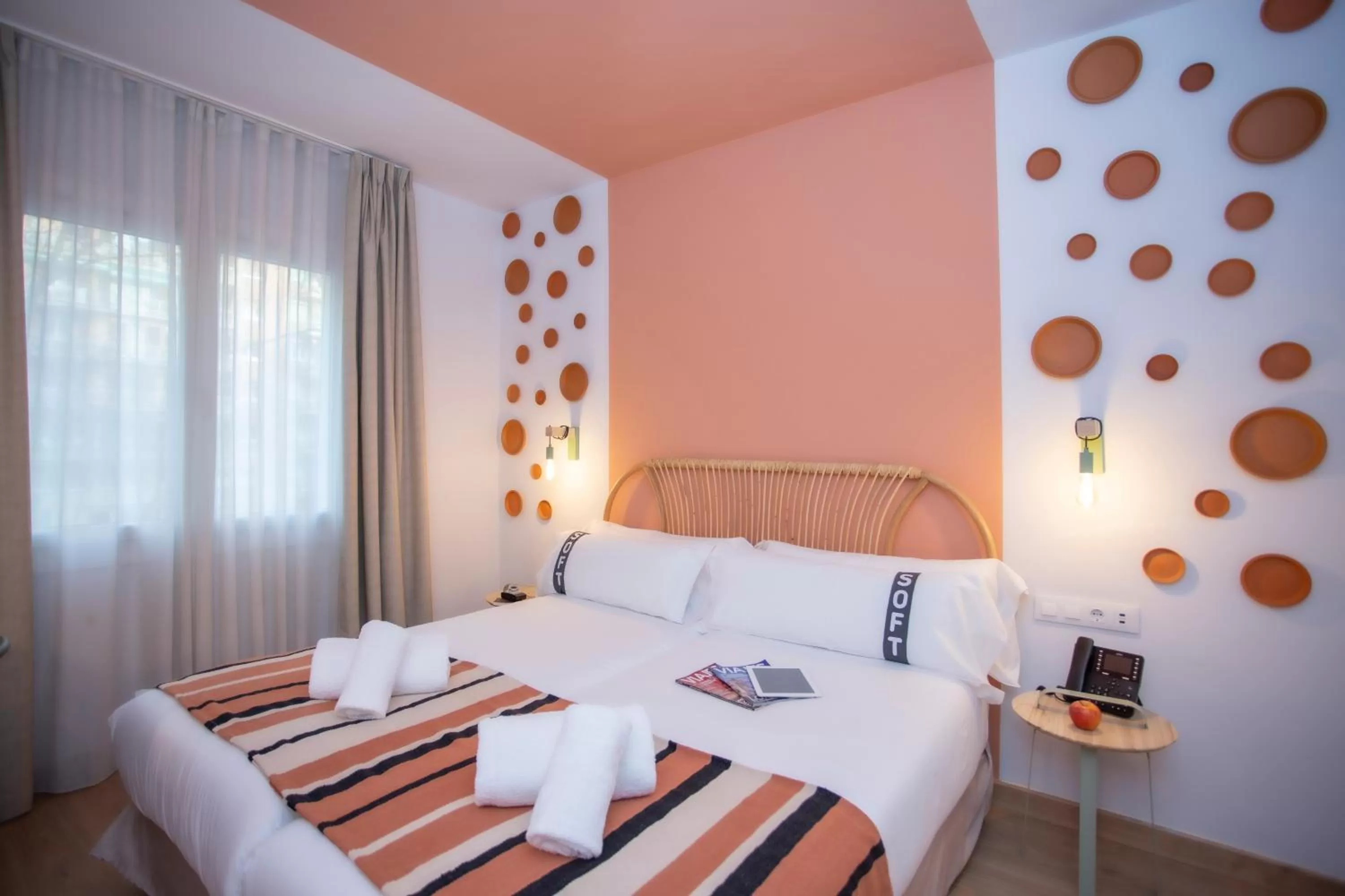 Photo of the whole room, Bed in Casual Colours Barcelona