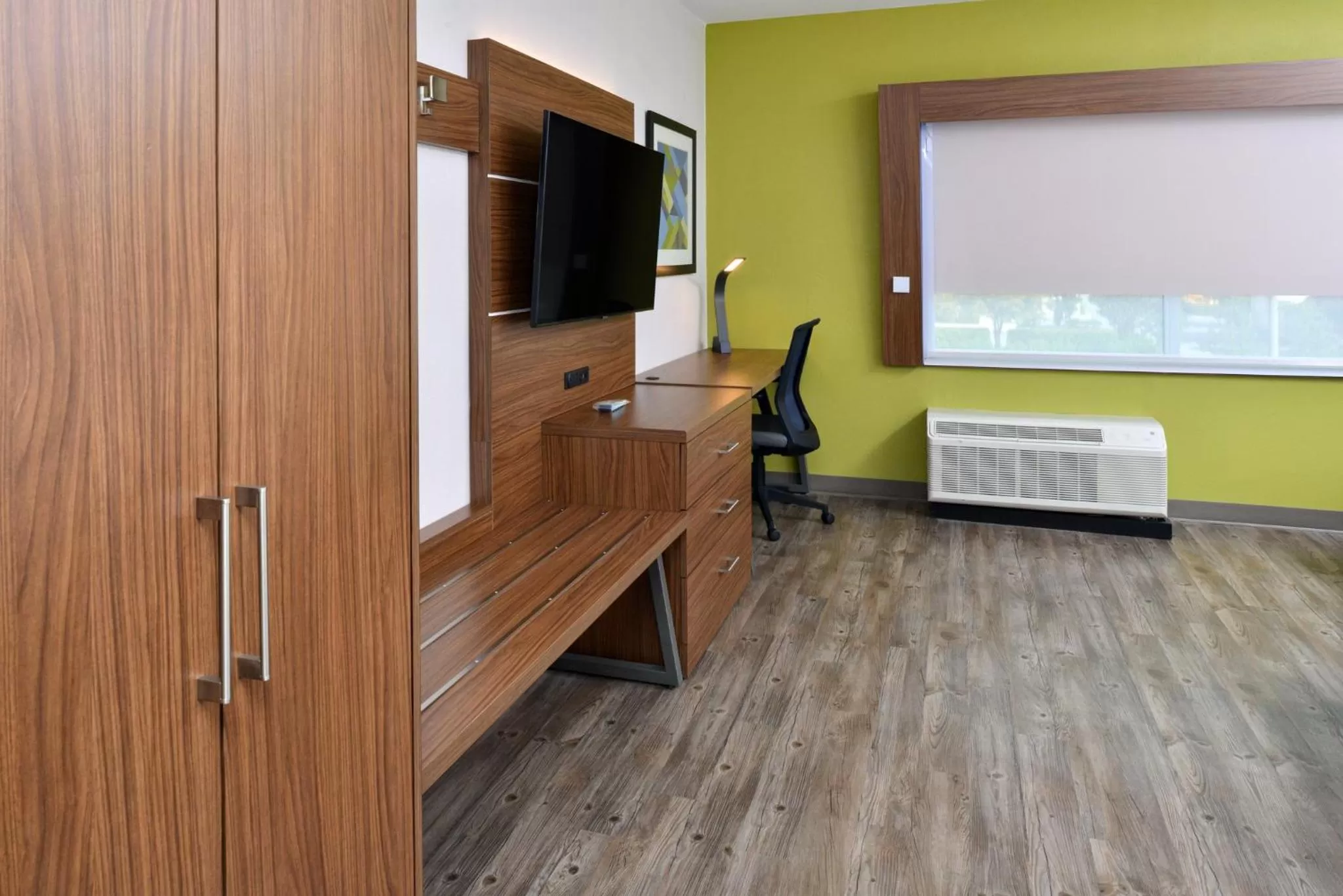 Photo of the whole room in Holiday Inn Express Orlando - South Park by IHG