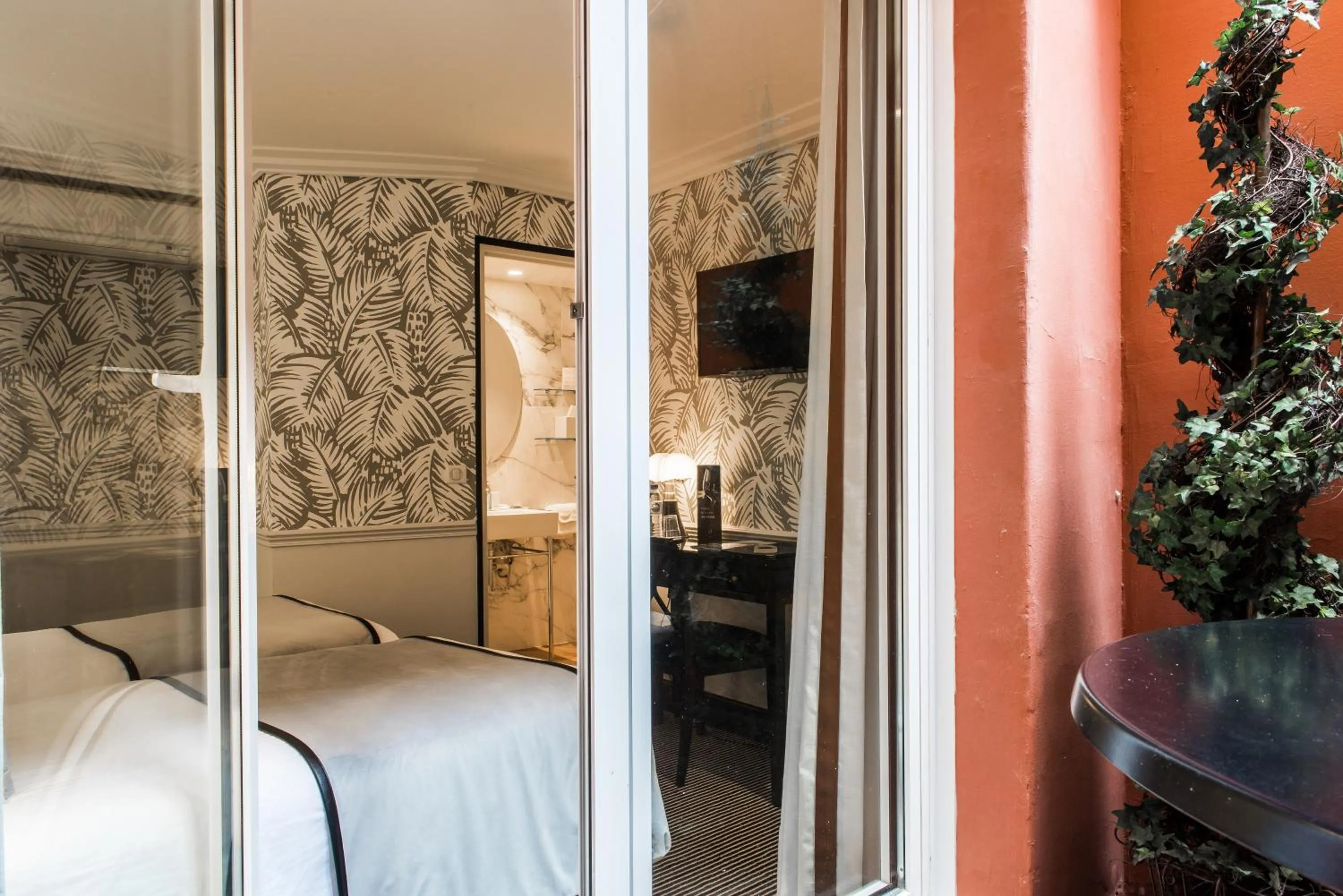 Patio, Bed in Hôtel Jardin Le Bréa