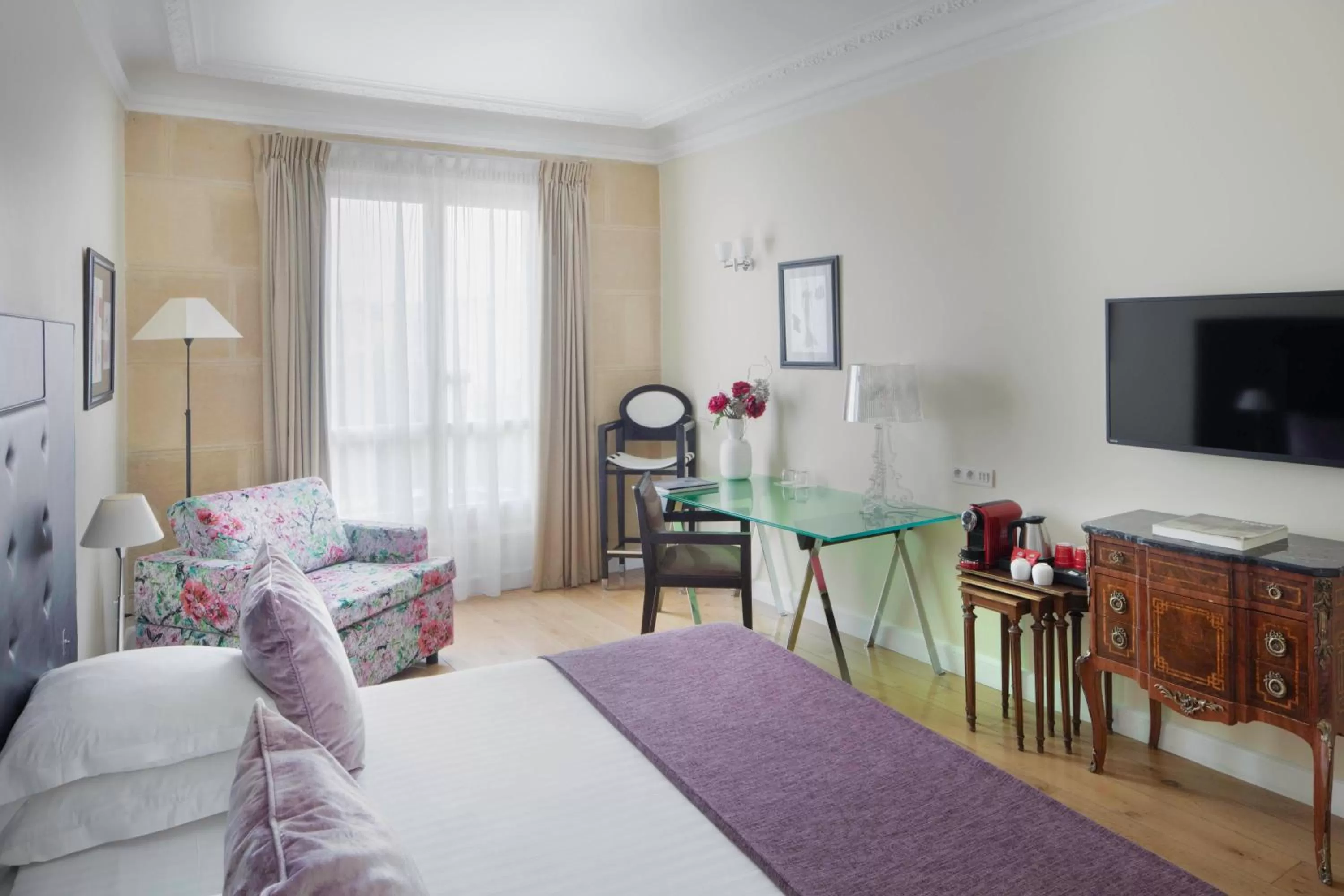 Photo of the whole room, Bed in Le 123 Elysees - Astotel