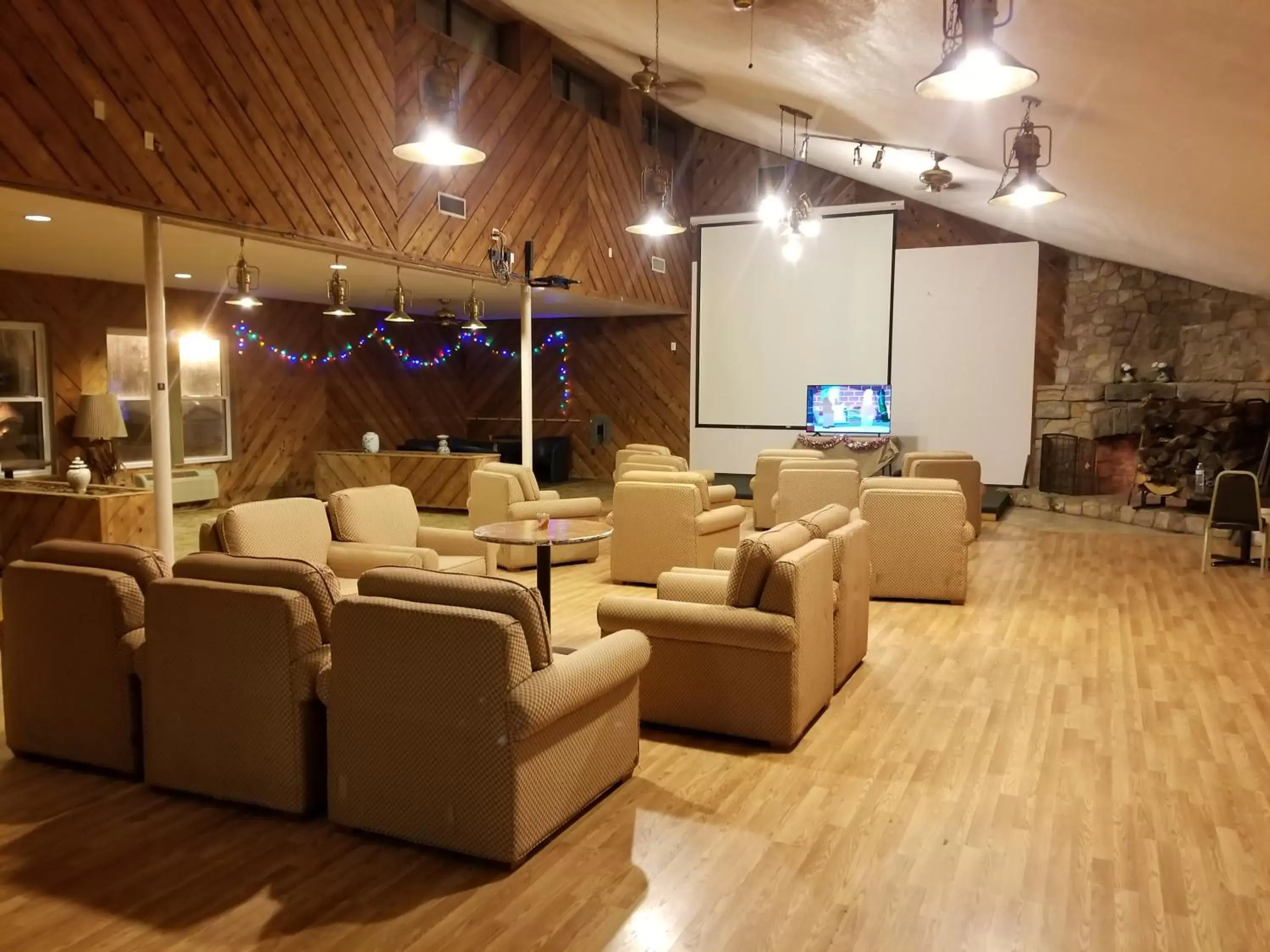 Communal lounge/ TV room in Glenwood Inn & Conference Center