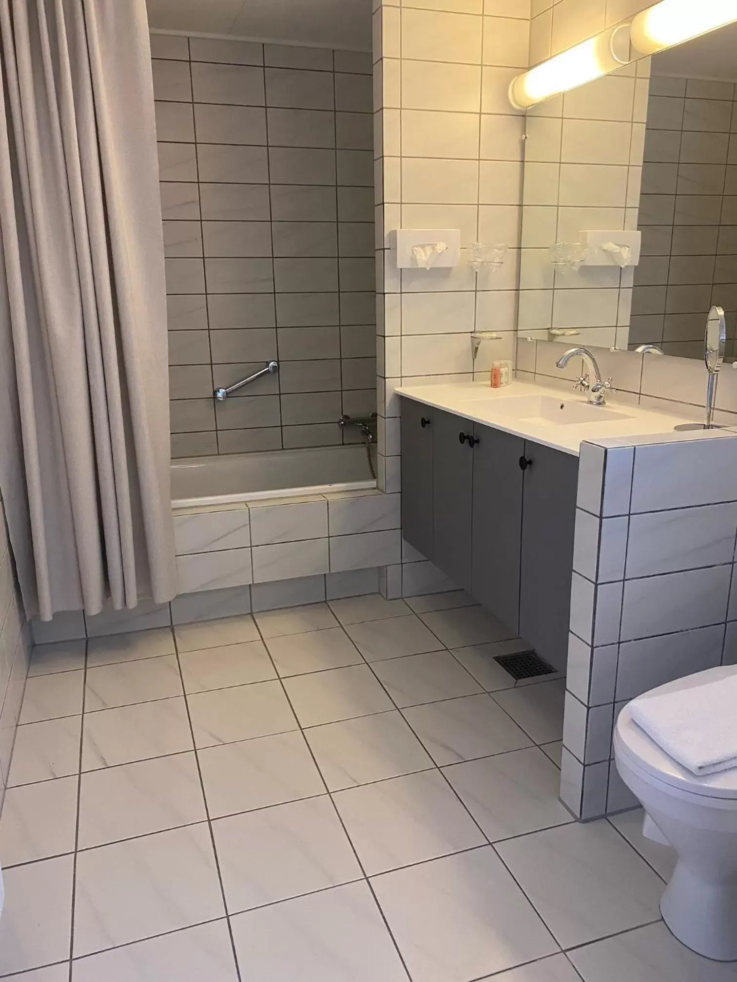 Shower, Bathroom in Hotel Knudsens Gaard