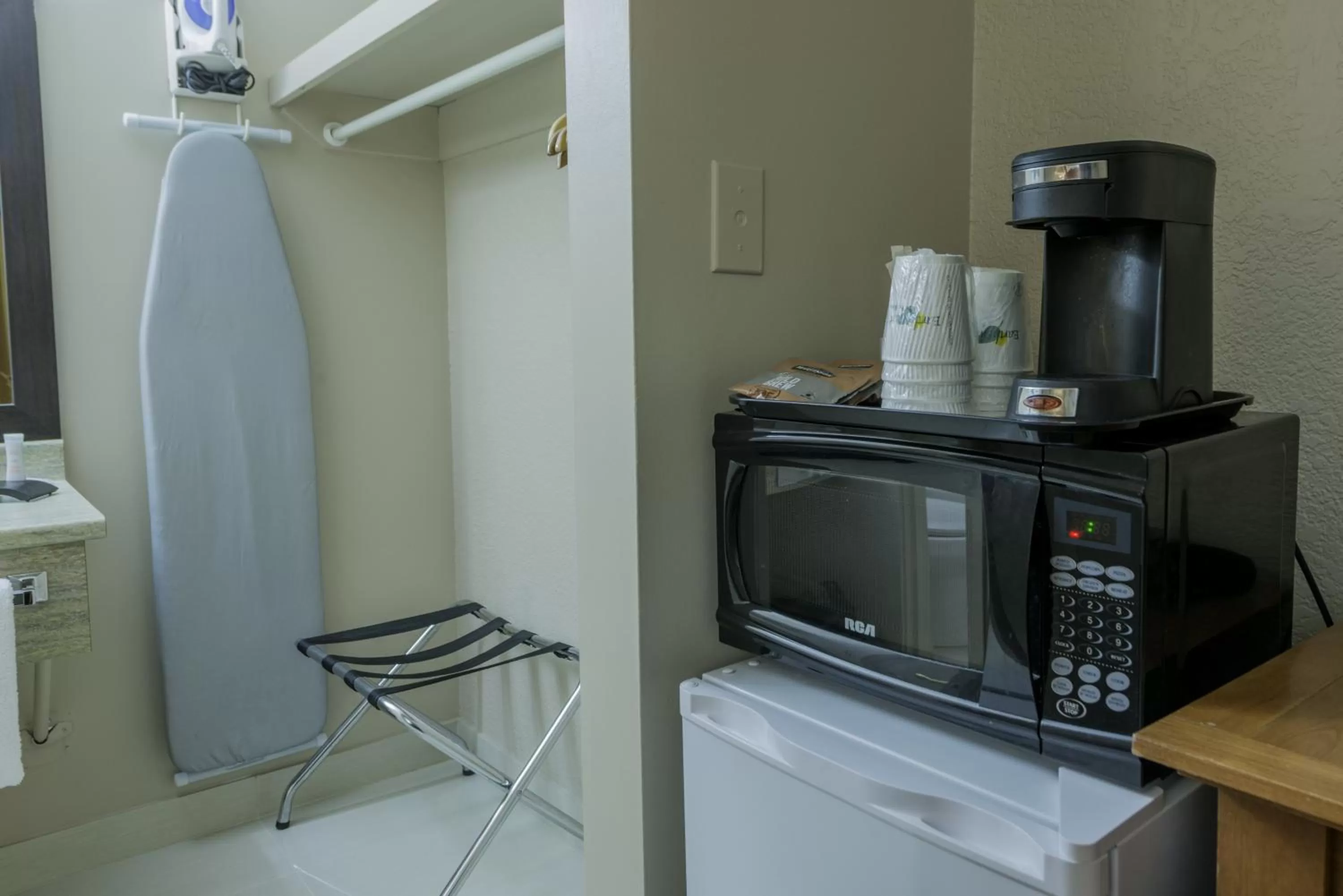 Coffee/tea facilities in Howard Johnson by Wyndham Downtown Kamloops