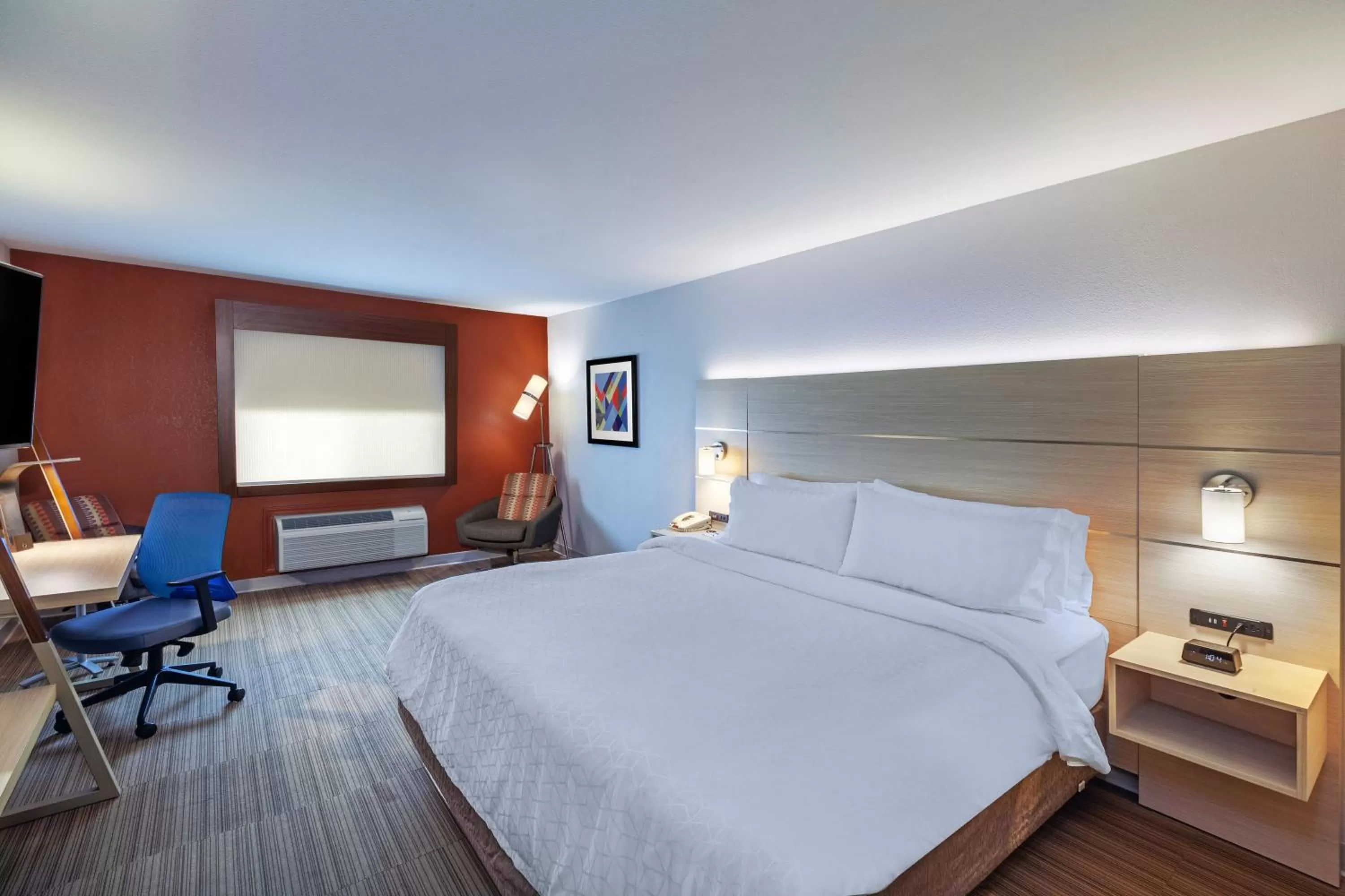 Photo of the whole room, Bed in Holiday Inn Express Hotel and Suites Jenks by IHG