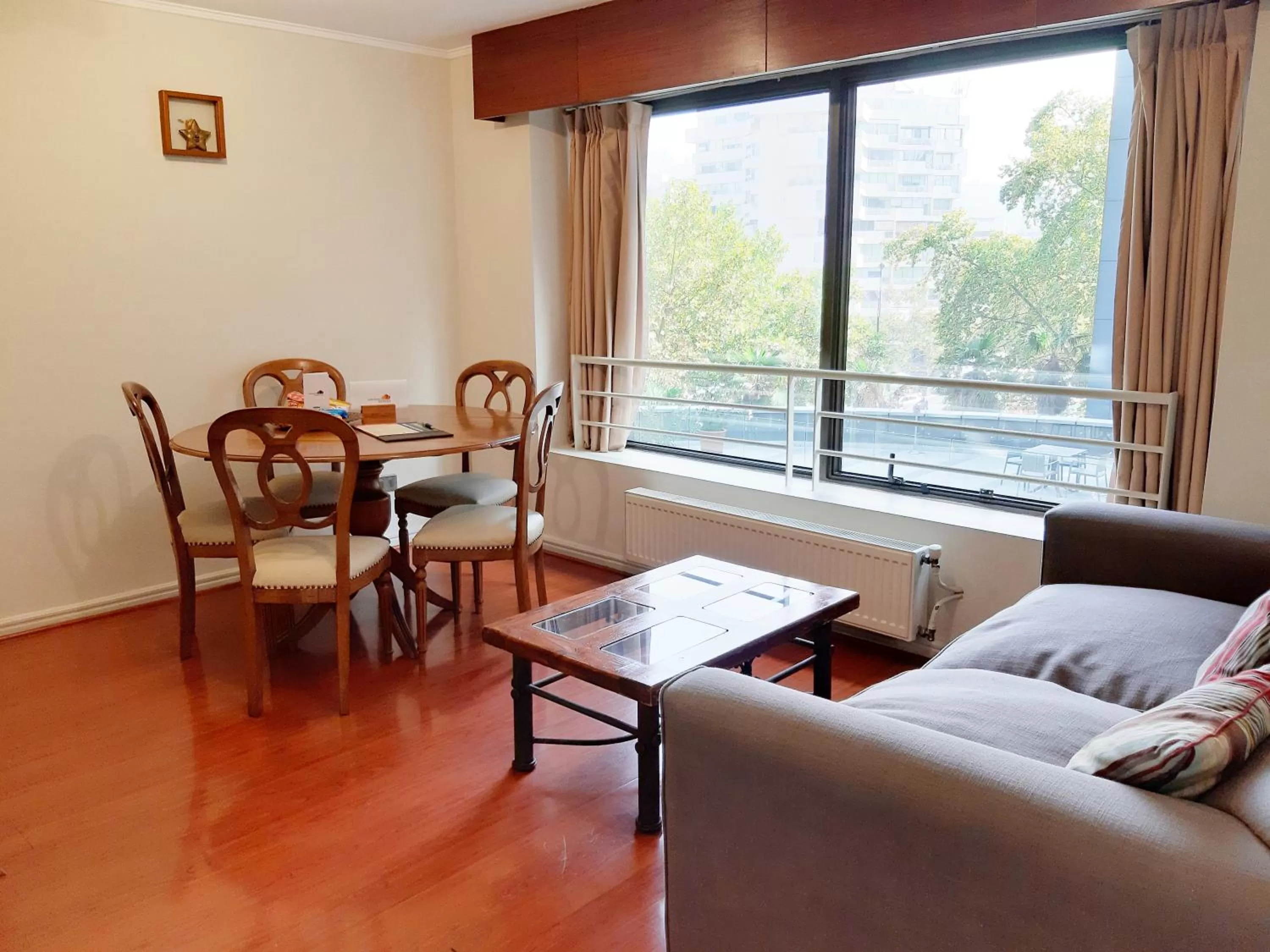Dining area in MR Apart Providencia (ex Apart Neruda)