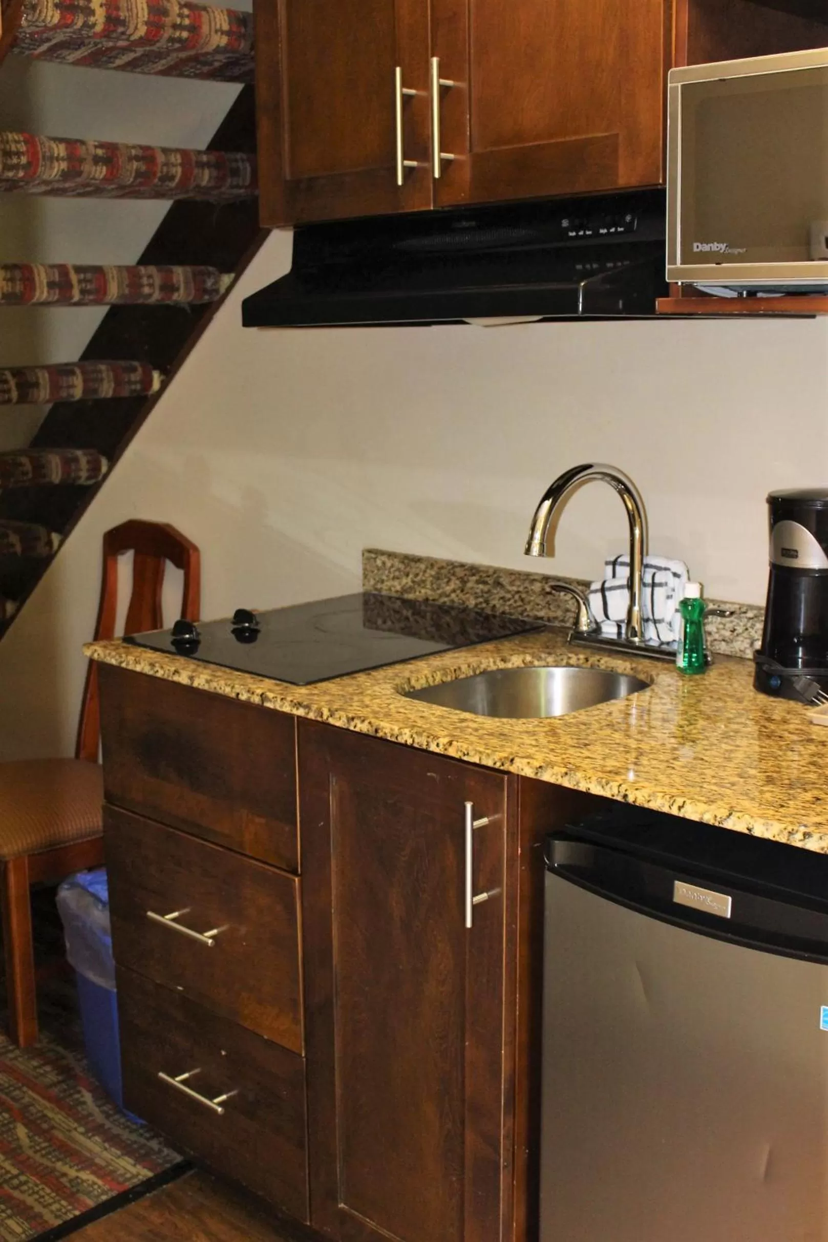 Kitchen or kitchenette in Ramada by Wyndham Campbell River