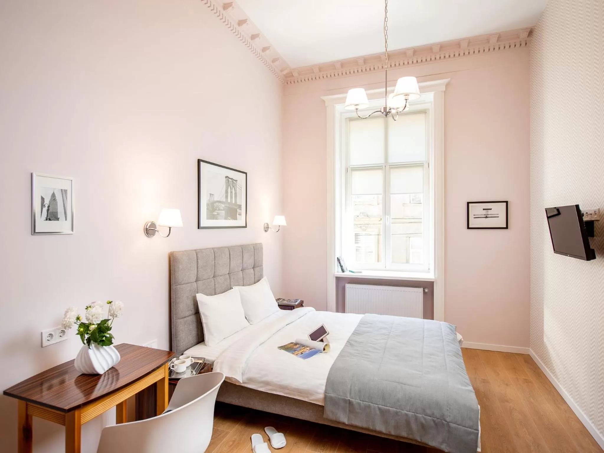 Bed in Art Deco Central Rooms