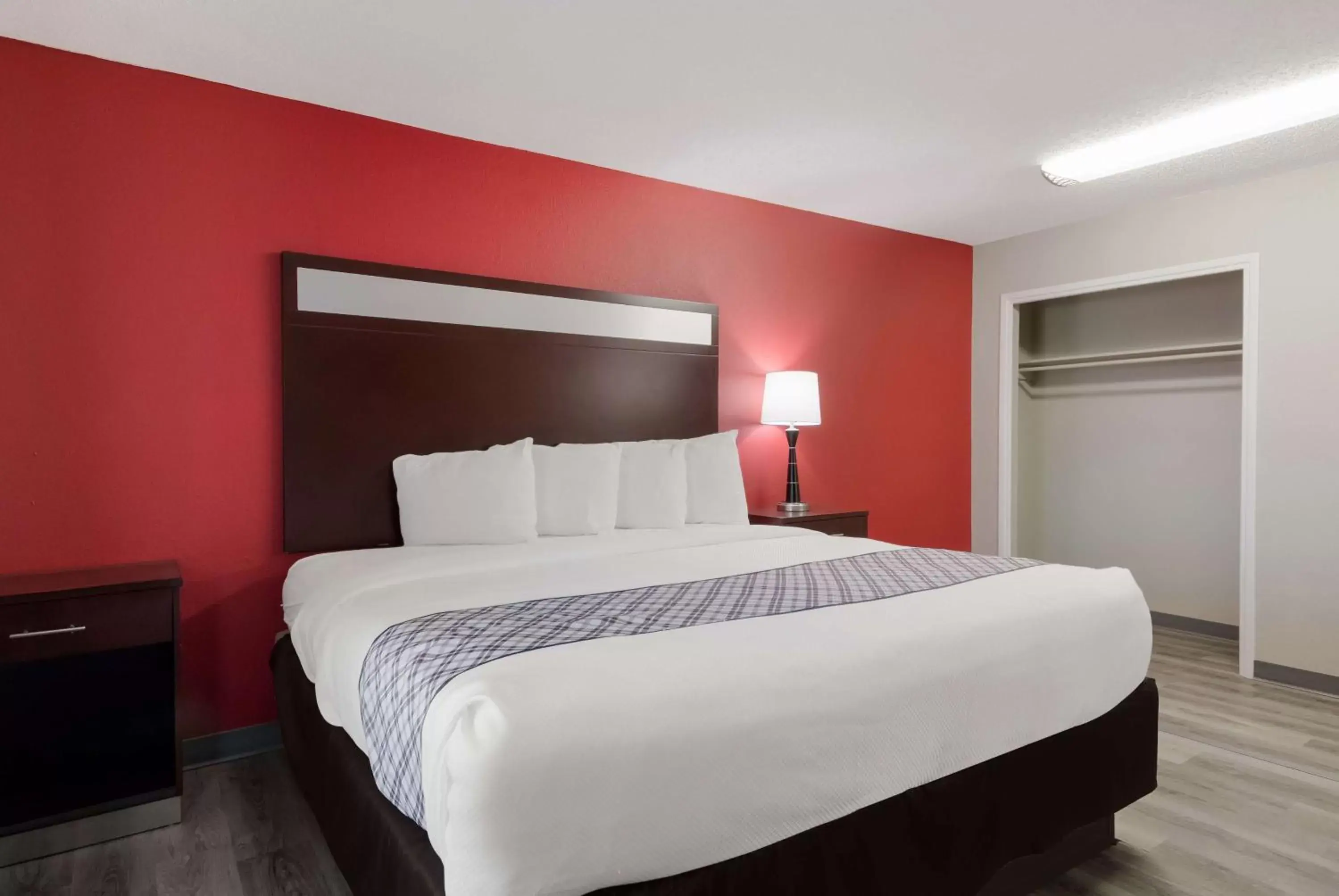 Kitchen or kitchenette, Bed in SureStay Plus Hotel by Best Western San Antonio North