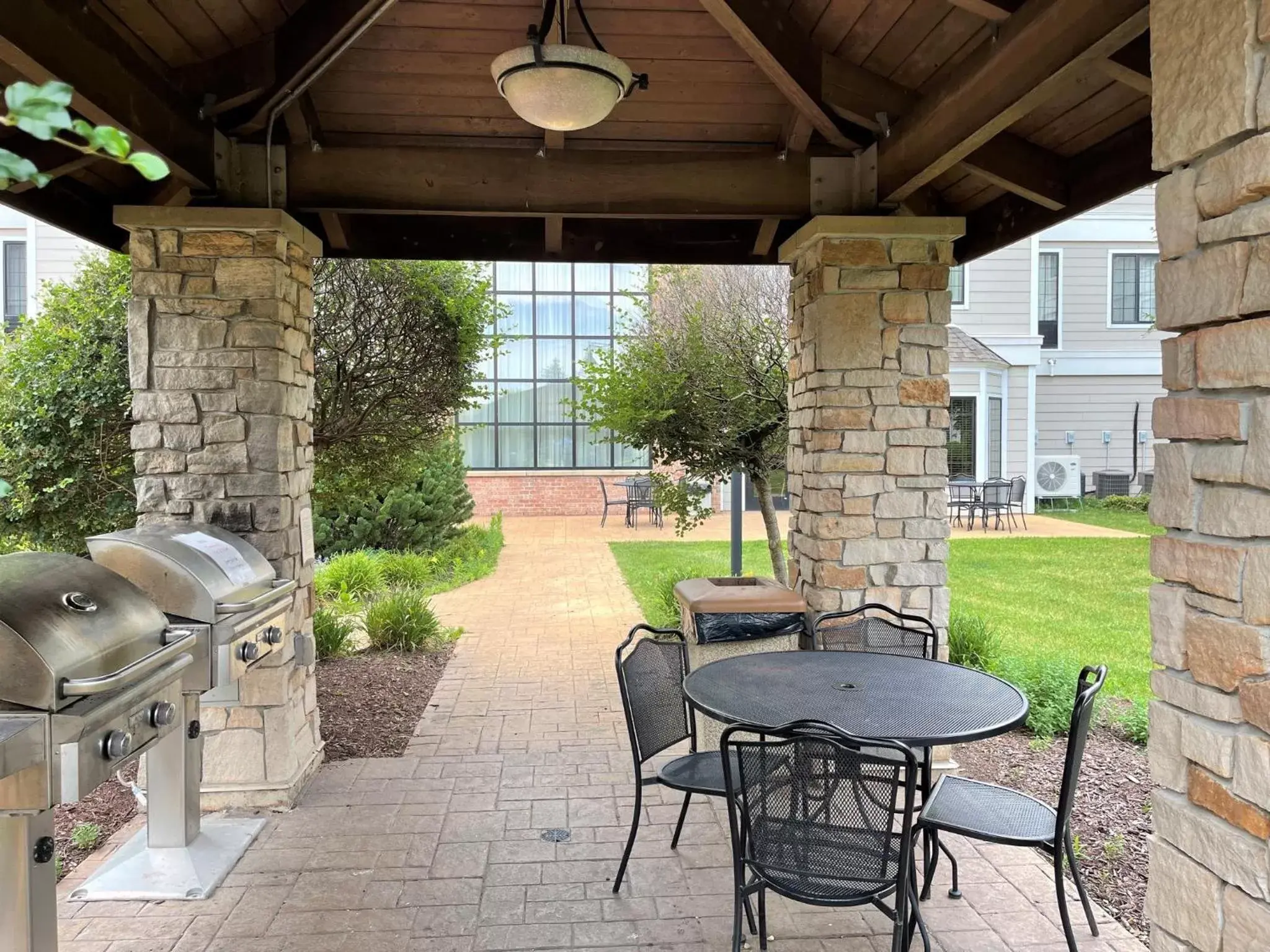 Patio, BBQ Facilities in Staybridge Suites Milwaukee West-Oconomowoc, an IHG Hotel