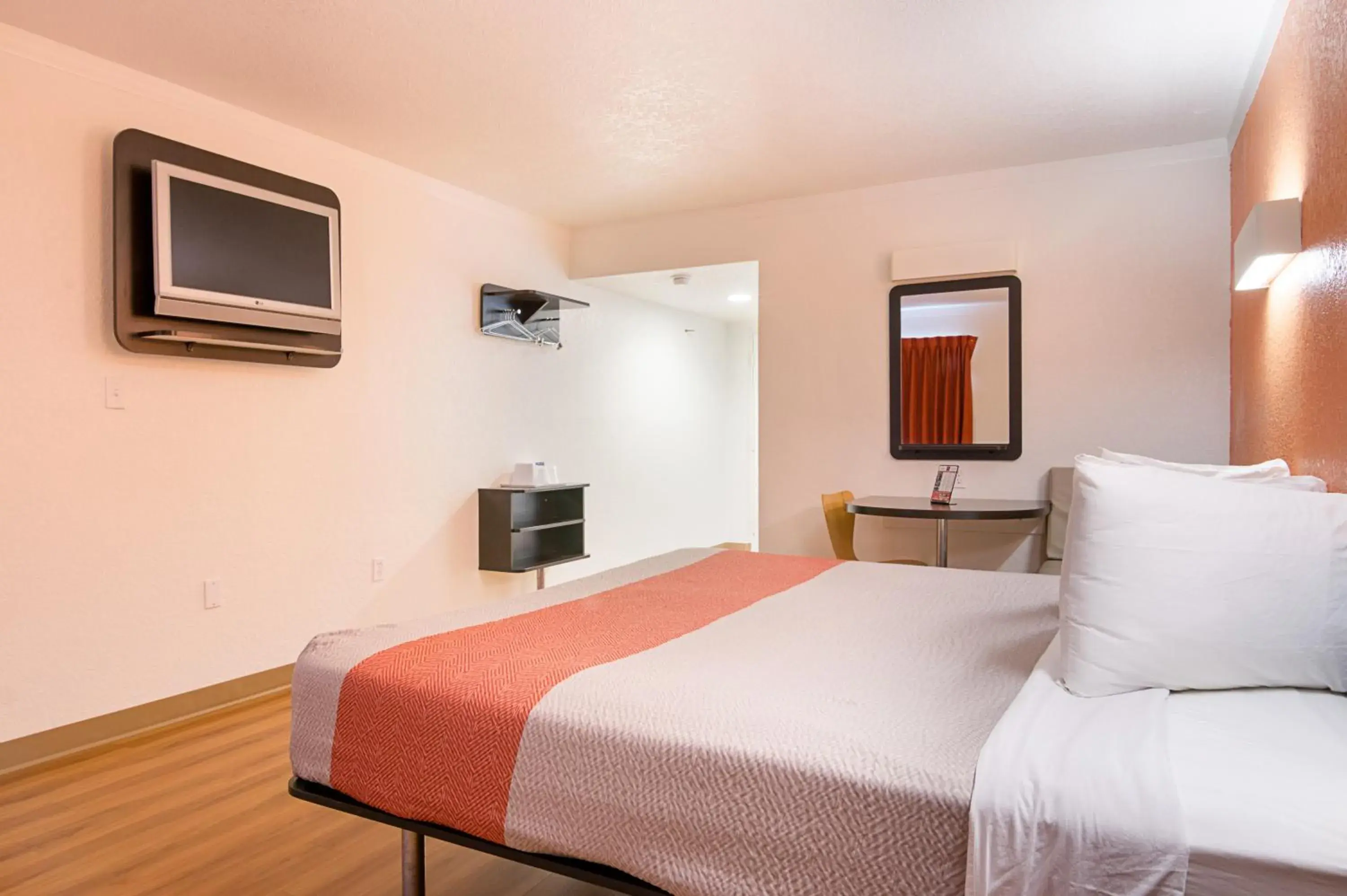 Bedroom, Bed in Motel 6-Tampa, FL - Fairgrounds Bedroom, Bed in Motel 6-Tampa, FL - Fairgrounds