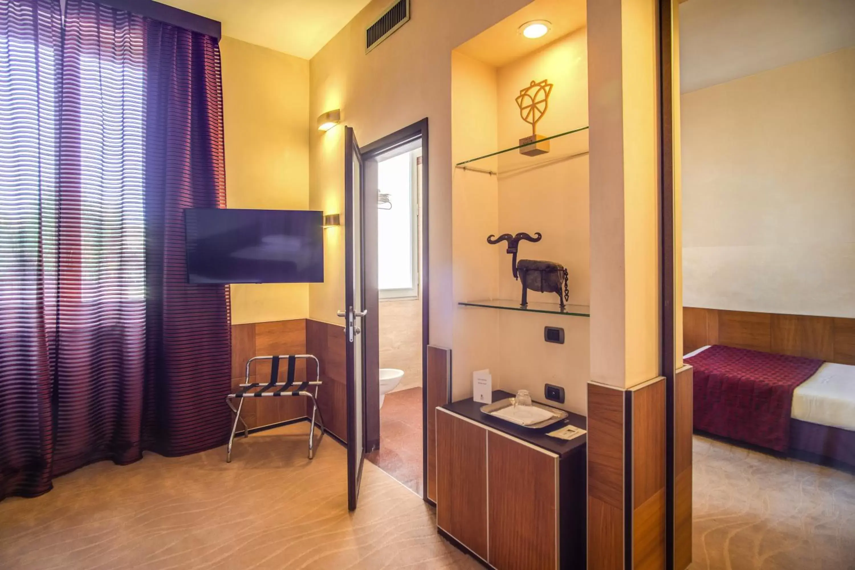 Bedroom, TV/Entertainment Center in Kolbe Hotel Rome