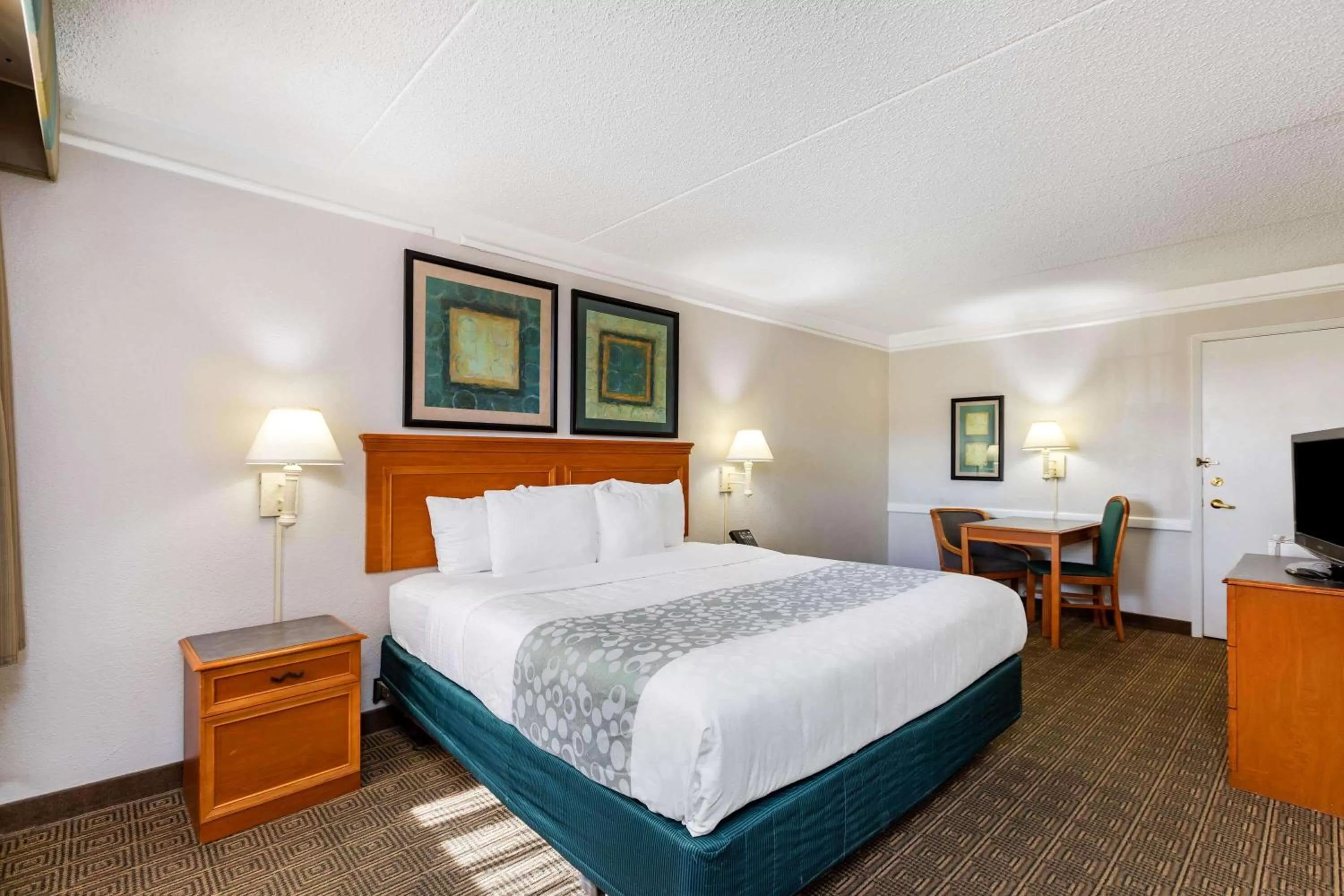 Photo of the whole room, Bed in La Quinta Inn by Wyndham El Paso West