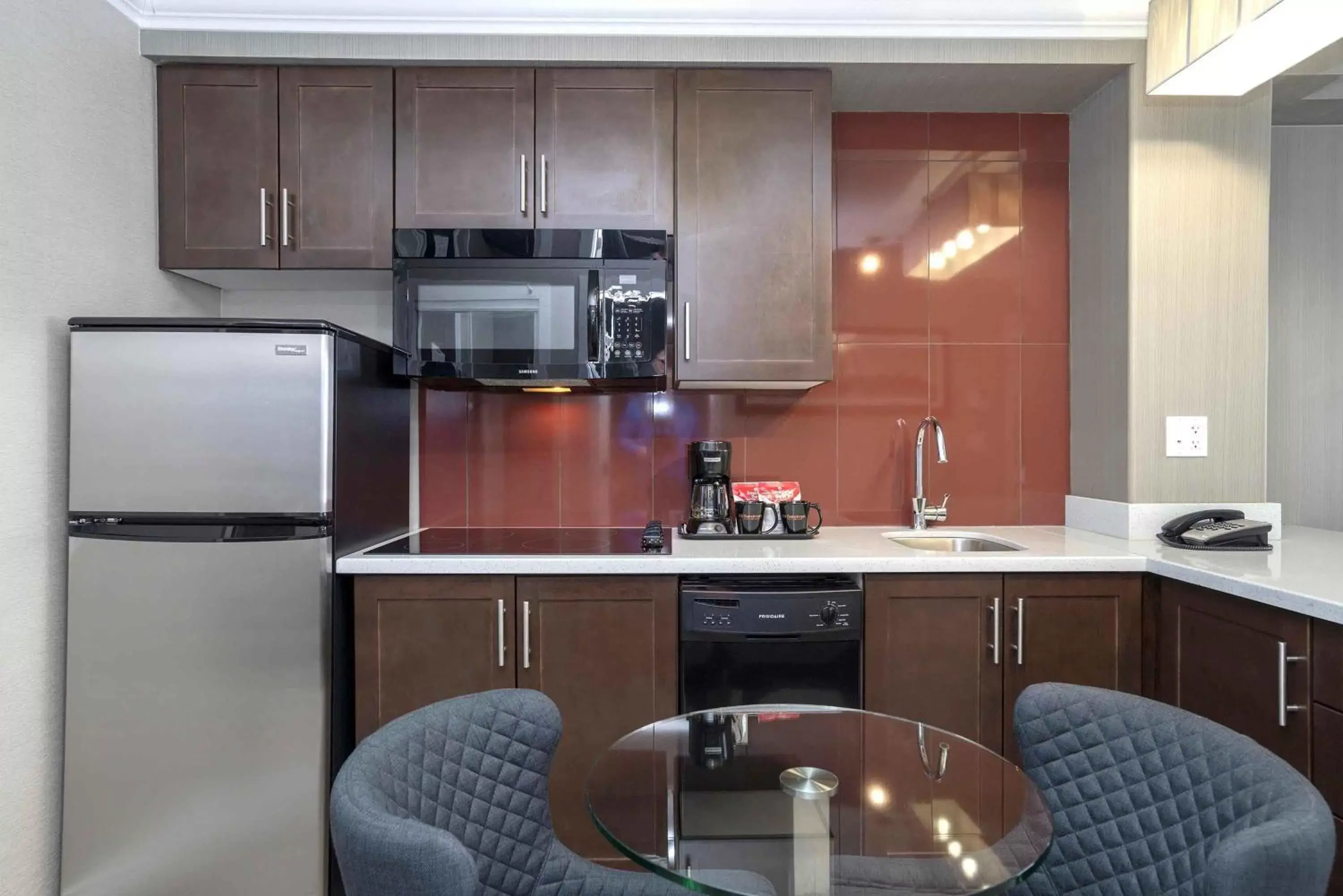 Food and drinks, Kitchen/Kitchenette in Sandman Hotel & Suites Calgary South