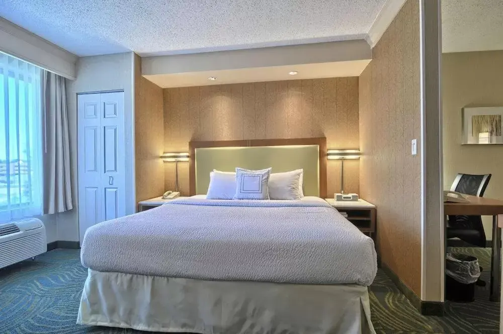 Bed in SpringHill Suites Detroit Southfield