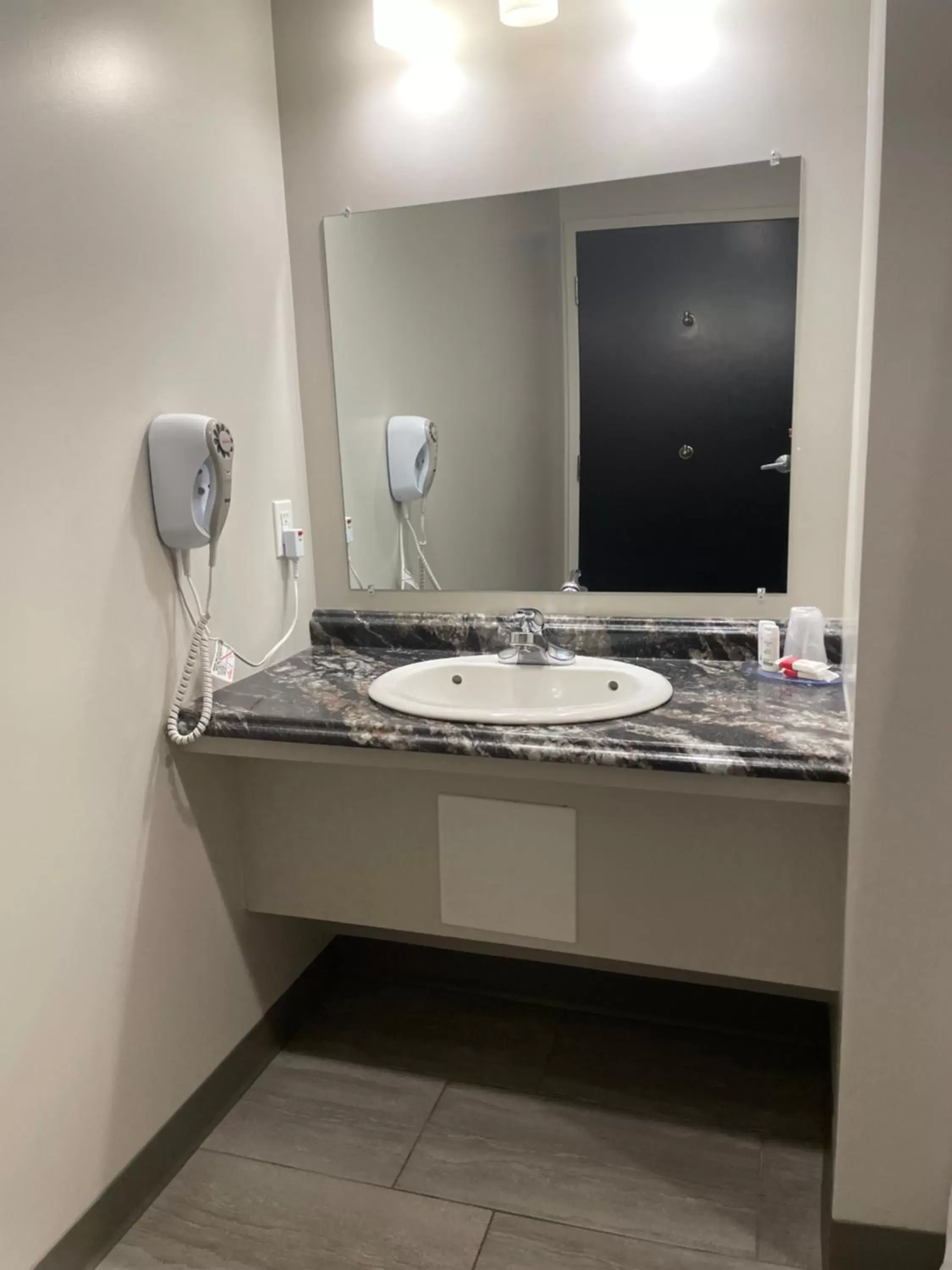 Bathroom in Howard Johnson by Wyndham Thunder Bay