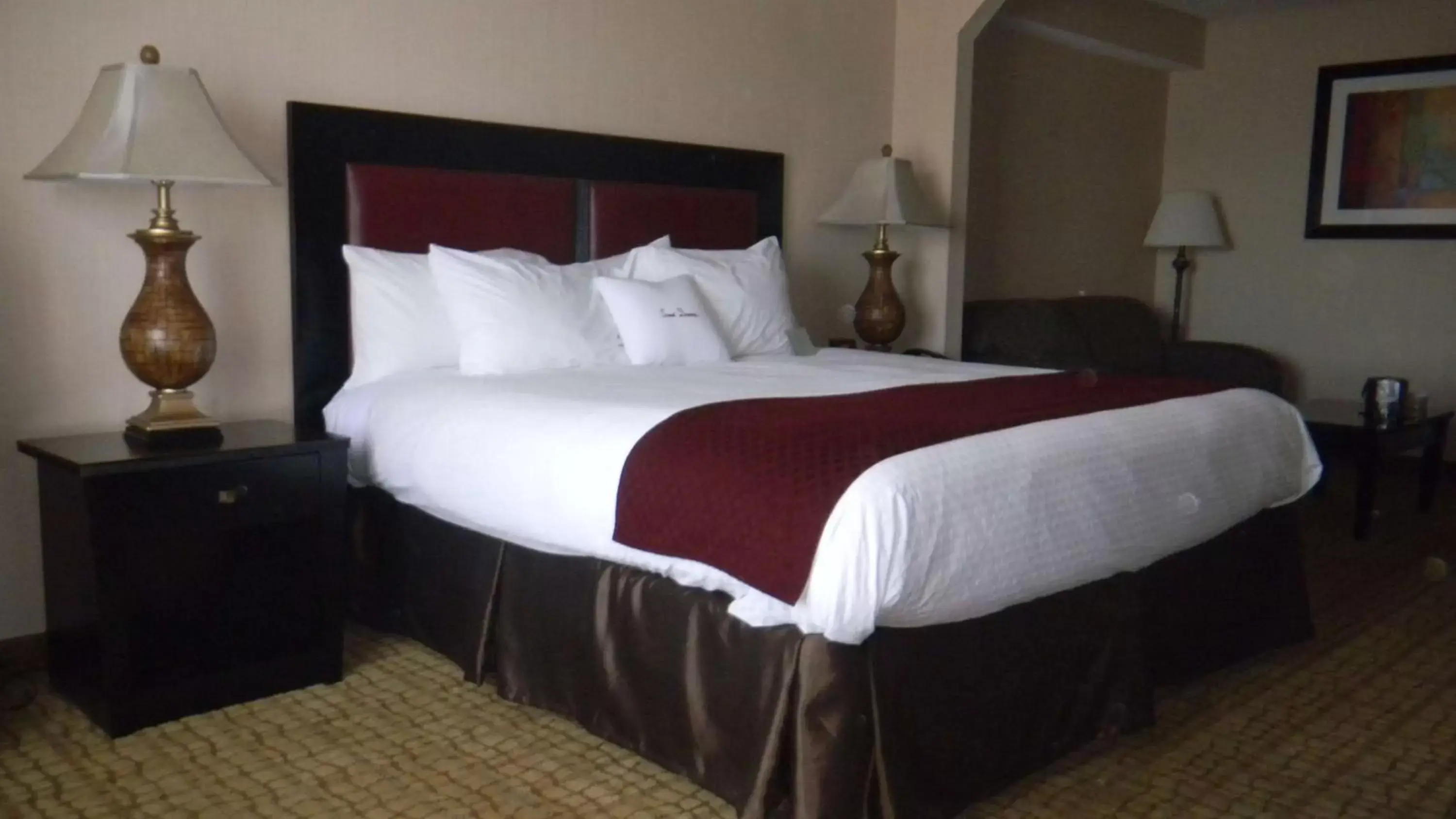 Bed in DoubleTree by Hilton Springdale