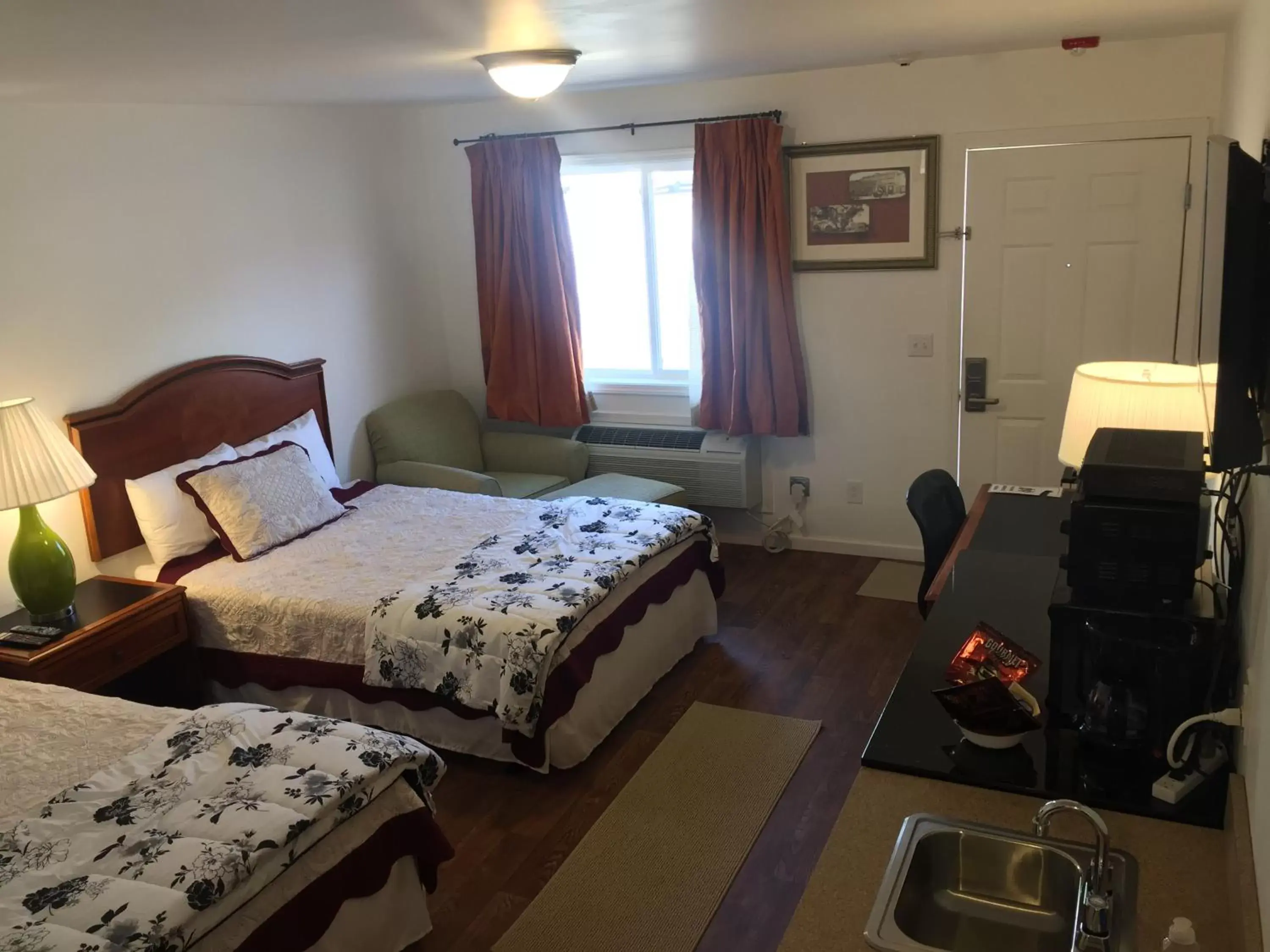 Coffee/tea facilities, Bed in Apple Inn and Suites Cooperstown Area